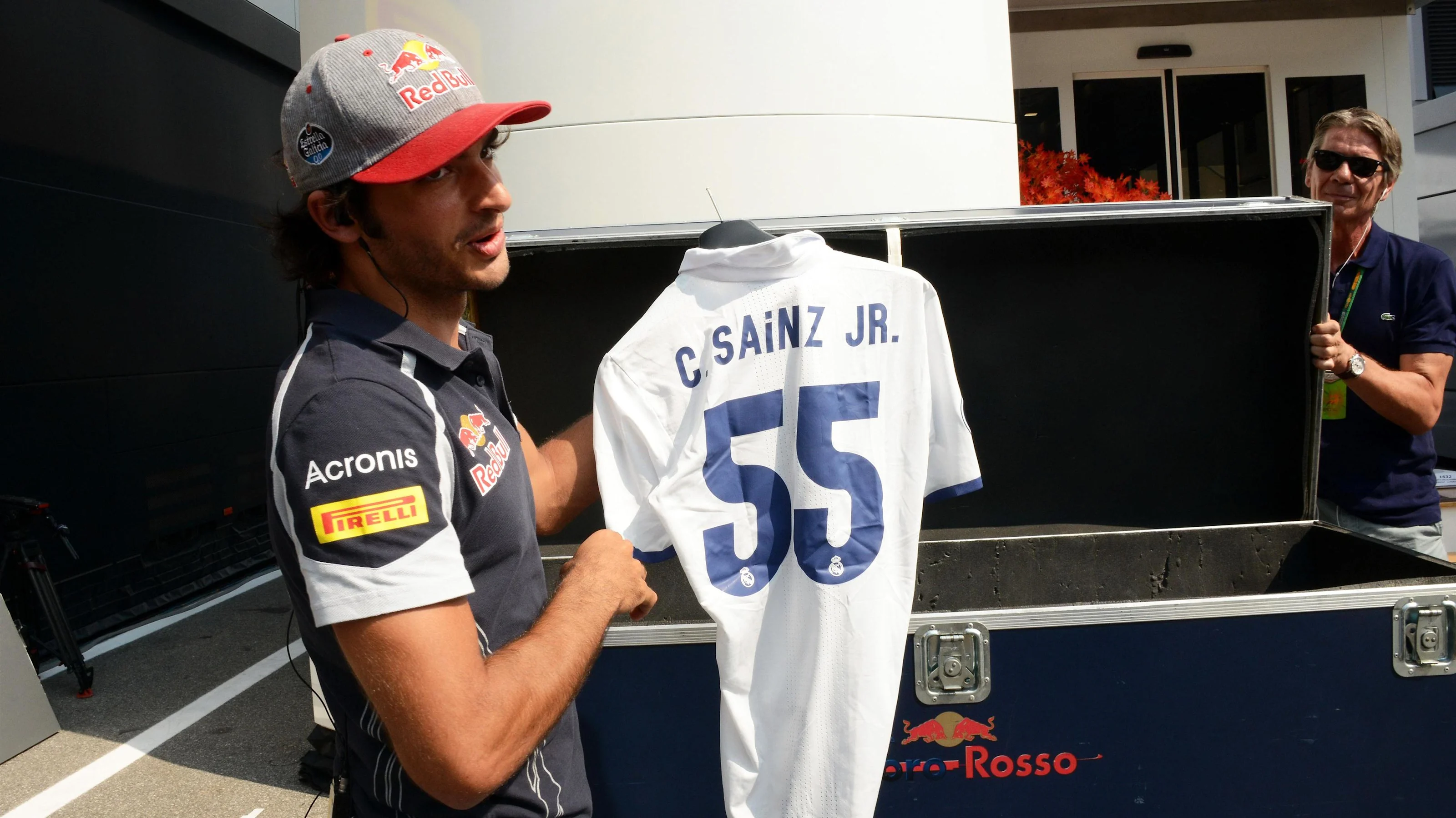 Carlos Sainz jr (ESP) Scuderia Toro Rosso with Real Madrid football shirt at Formula One World