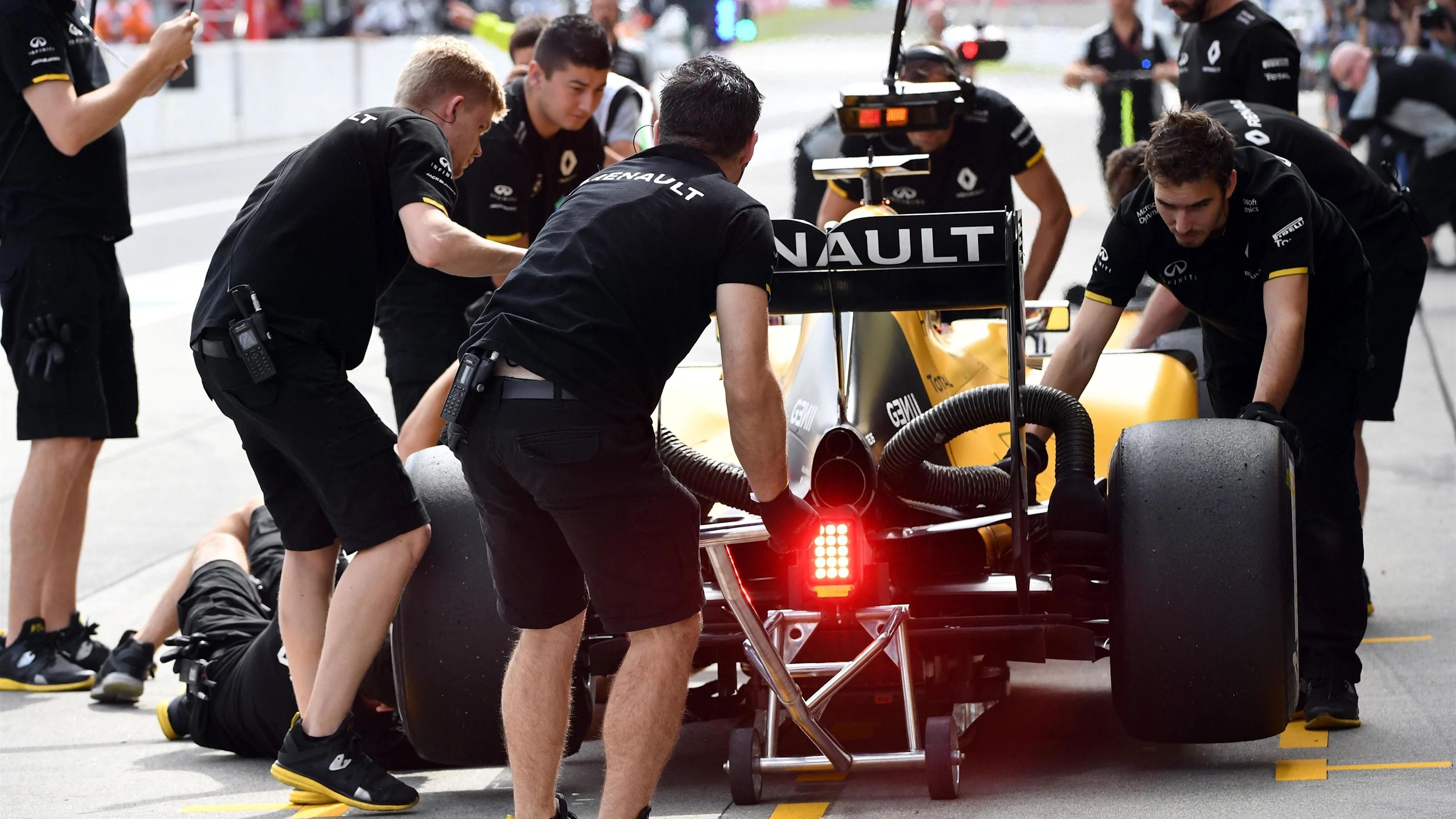 Kevin Magnussen (DEN) Renault Sport F1 Team RS16 at Formula One World Championship, Rd17, Japanese