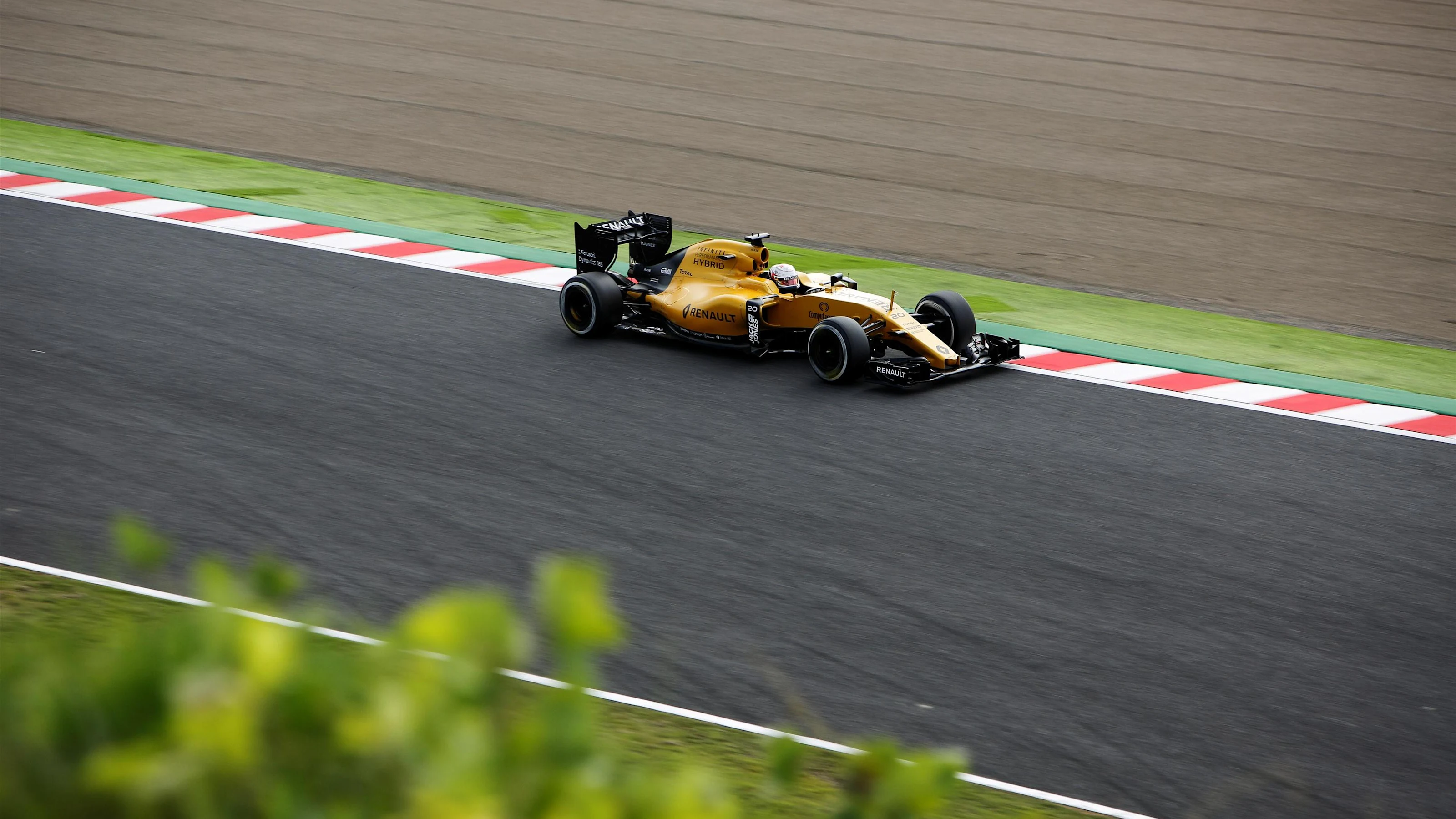 Kevin Magnussen (DEN) Renault Sport F1 Team RS16 at Formula One World Championship, Rd17, Japanese