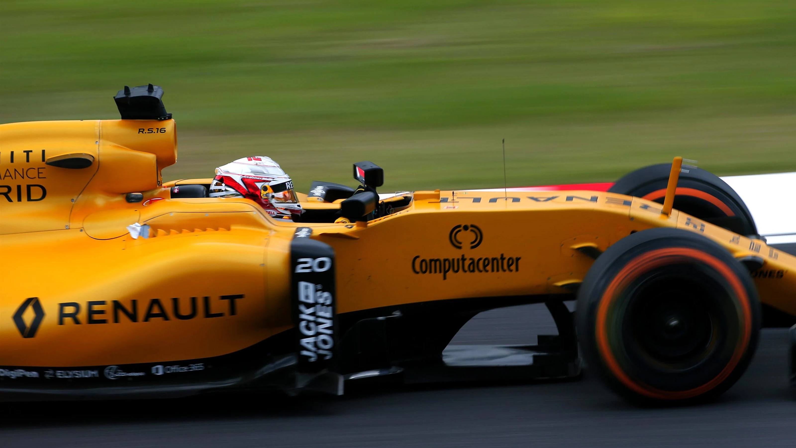 Kevin Magnussen (DEN) Renault Sport F1 Team RS16 at Formula One World Championship, Rd17, Japanese