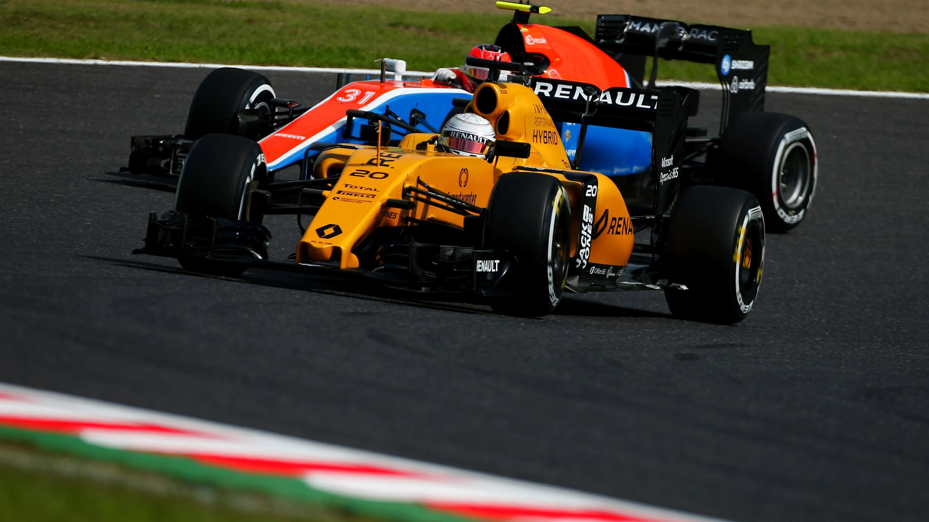 Kevin Magnussen (DEN) Renault Sport F1 Team RS16 at Formula One World Championship, Rd17, Japanese