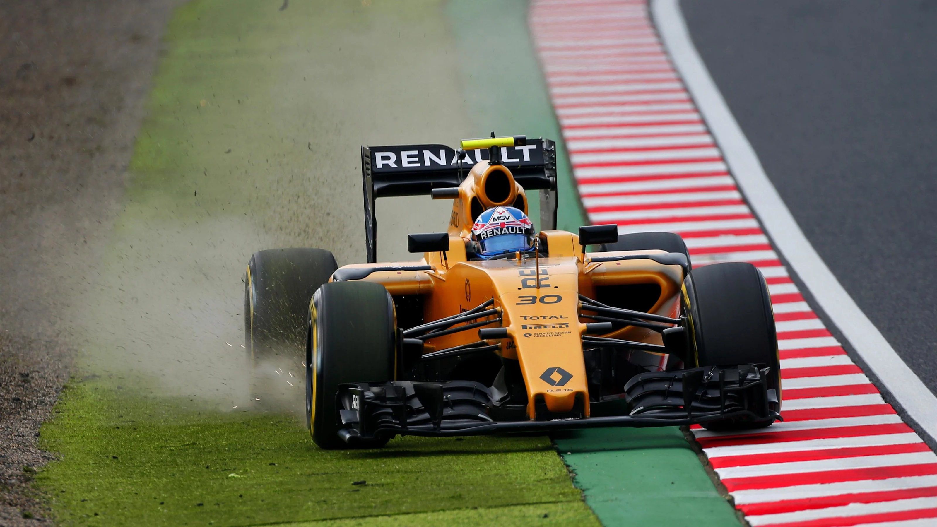 Jolyon Palmer (GBR) Renault Sport F1 Team RS16 runs wide at Formula One World Championship, Rd17,