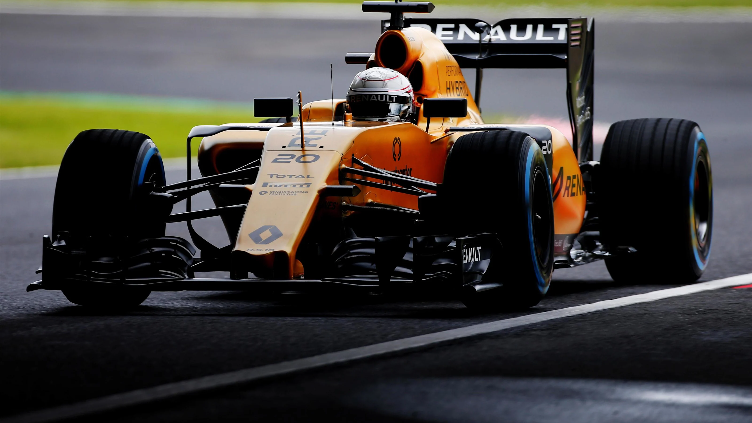 Kevin Magnussen (DEN) Renault Sport F1 Team RS16 at Formula One World Championship, Rd17, Japanese