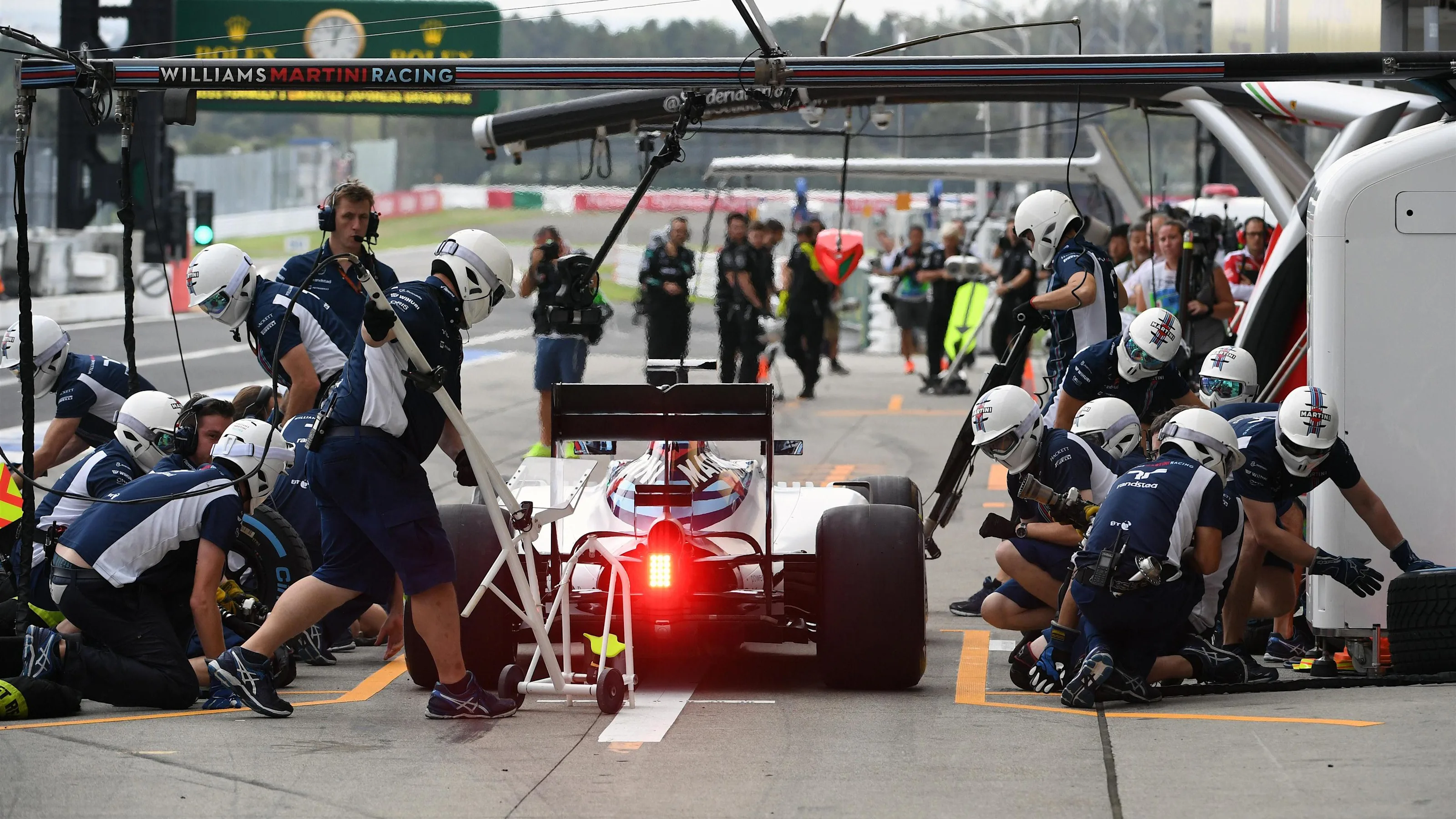 Felipe Massa (BRA) Williams FW38 pit stop at Formula One World Championship, Rd17, Japanese Grand