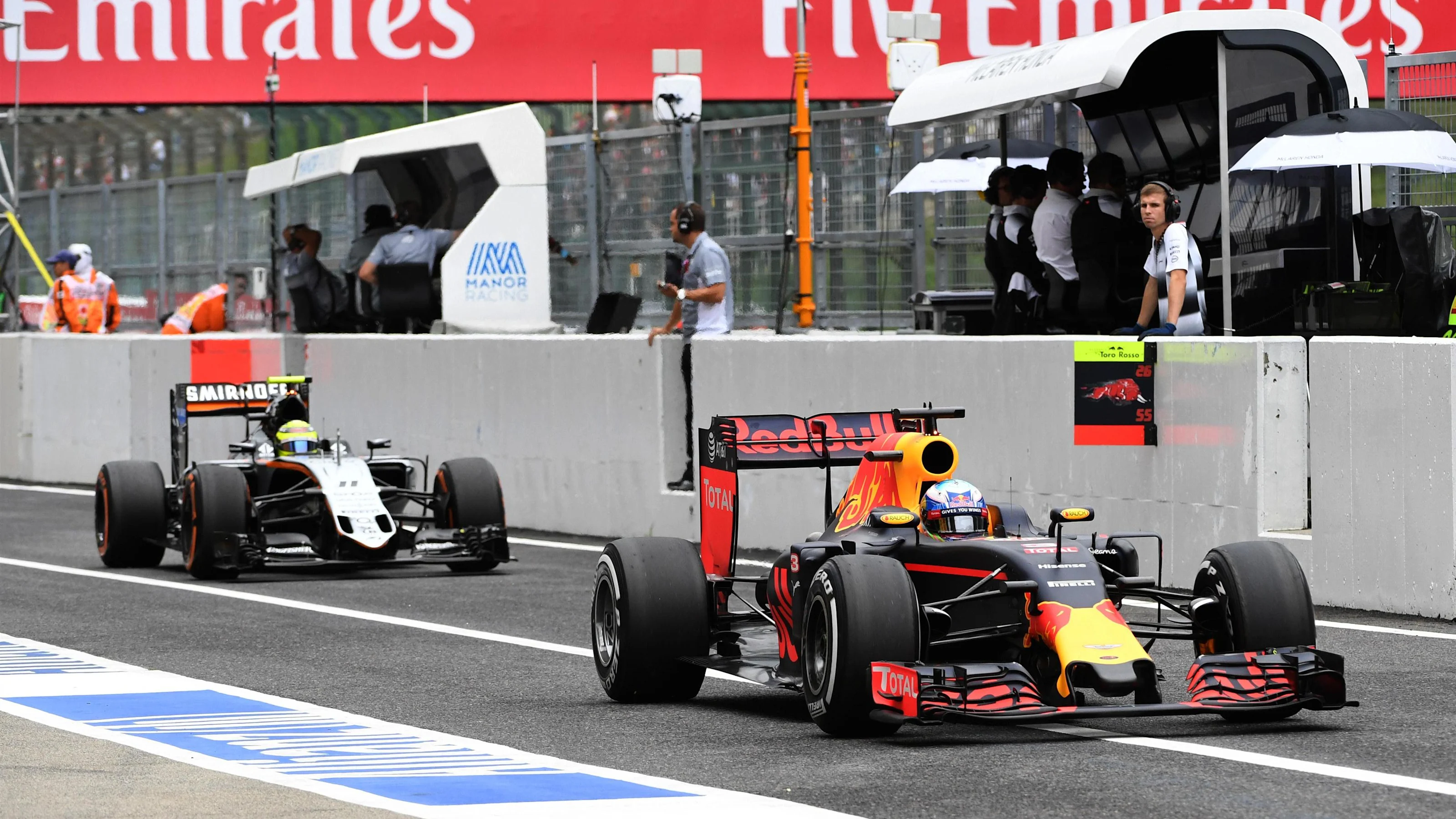 Daniel Ricciardo (AUS) Red Bull Racing RB12 at Formula One World Championship, Rd17, Japanese Grand