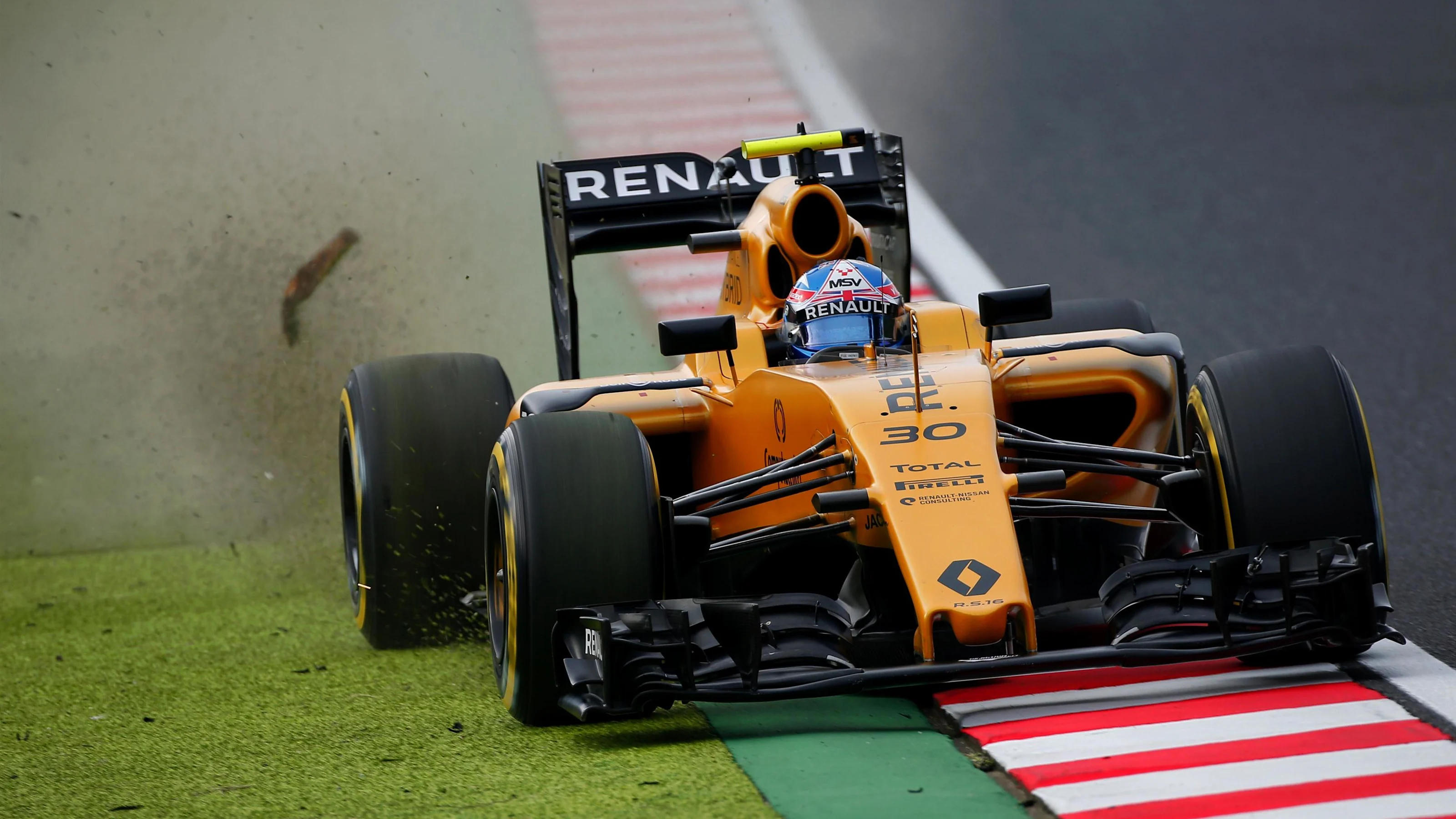 Jolyon Palmer (GBR) Renault Sport F1 Team RS16 runs wide at Formula One World Championship, Rd17,