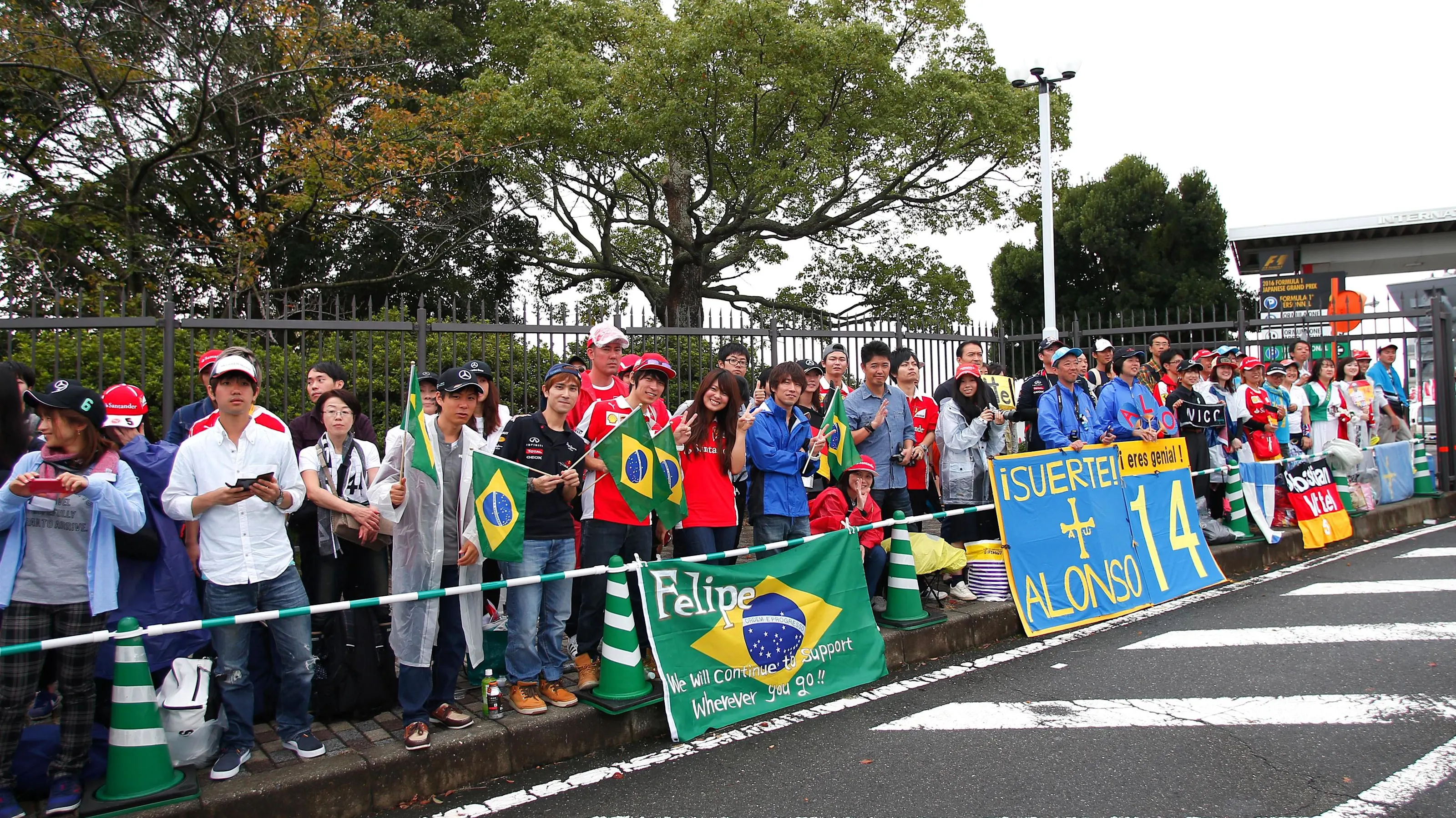 Fans at Formula One World Championship, Rd17, Japanese Grand Prix, Qualifying, Suzuka, Japan,