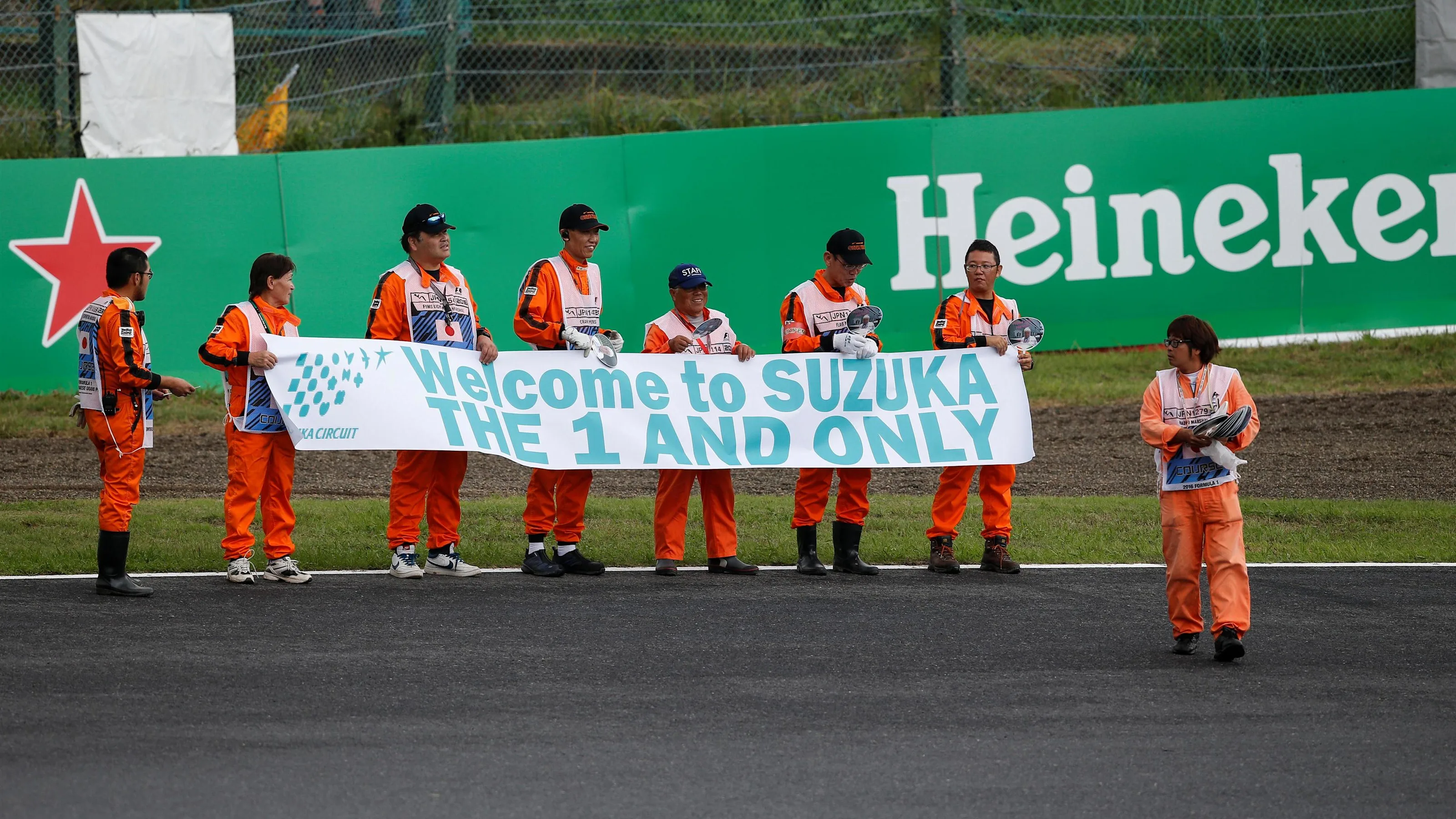 Marshals with banner at Formula One World Championship, Rd17, Japanese Grand Prix, Qualifying,