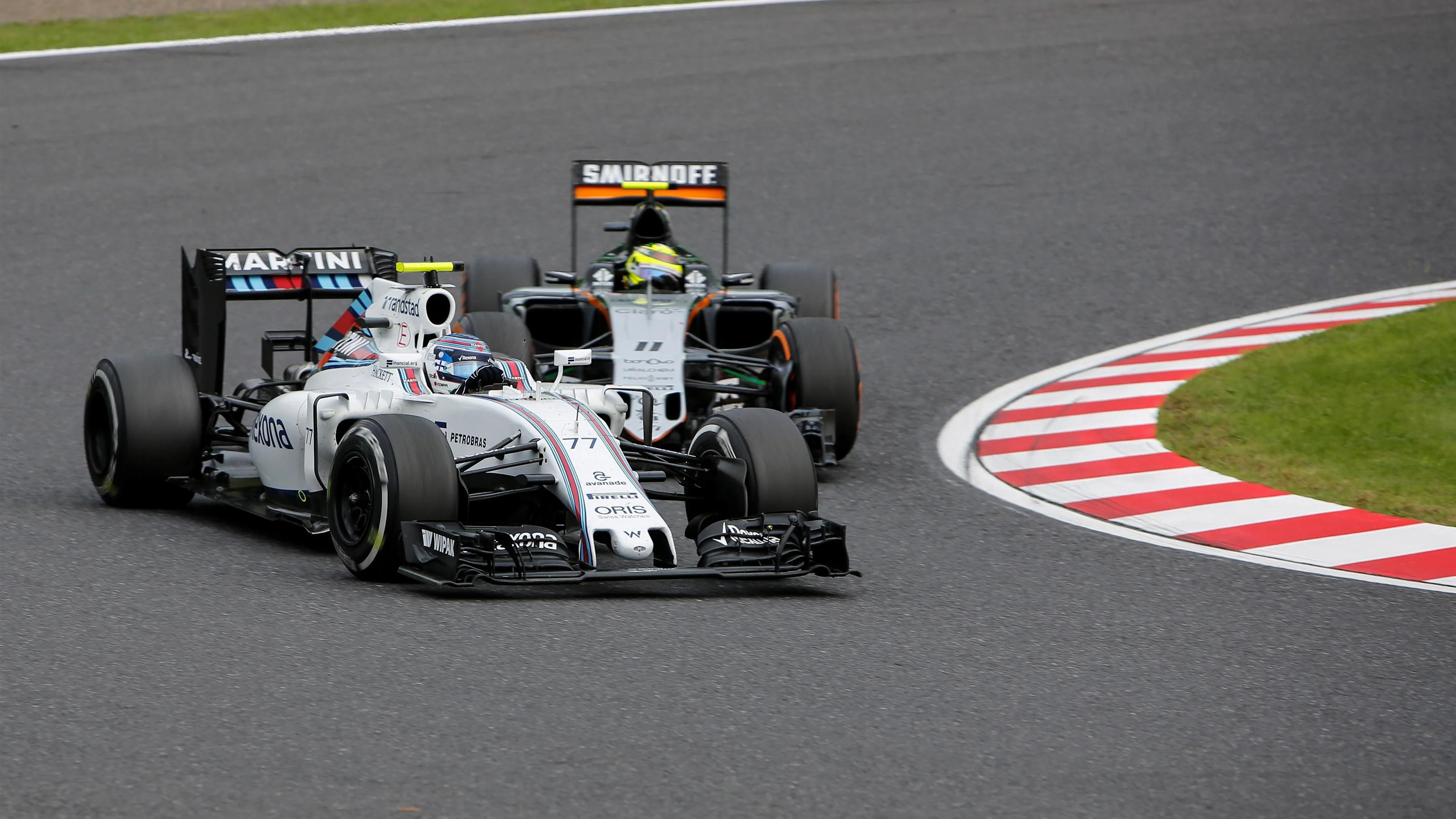 Valtteri Bottas (FIN) Williams FW38 and Sergio Perez (MEX) Force India VJM09 battle for position at
