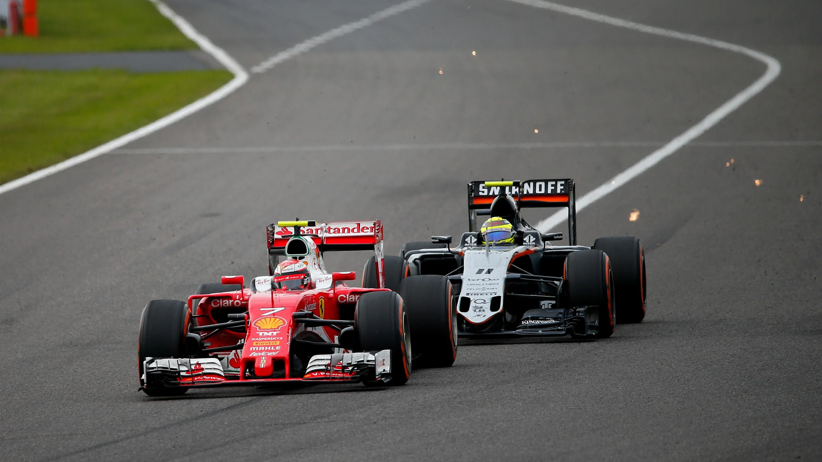 Kimi Raikkonen (FIN) Ferrari SF16-H and Sergio Perez (MEX) Force India VJM09 at Formula One World