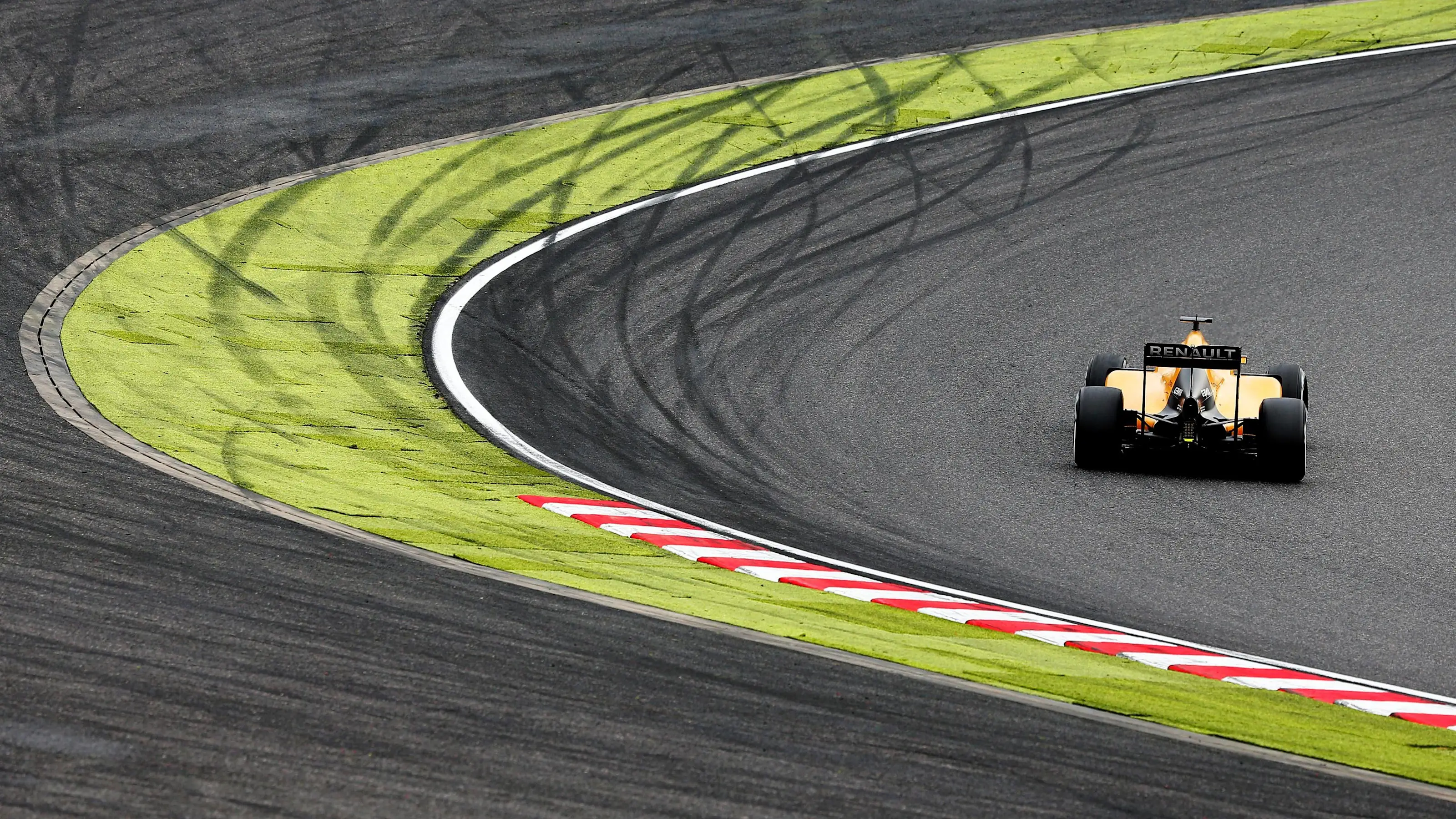 Kevin Magnussen (DEN) Renault Sport F1 Team RS16 at Formula One World Championship, Rd17, Japanese