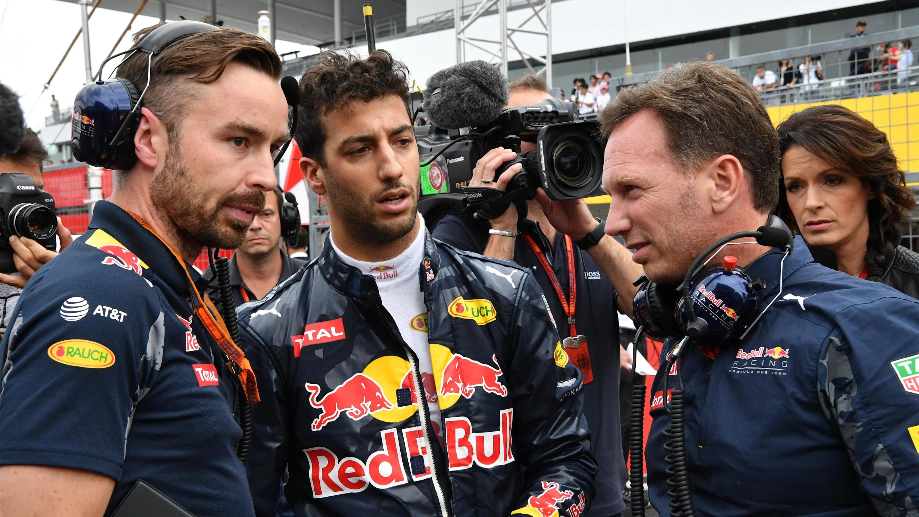 Daniel Ricciardo (AUS) Red Bull Racing on the grid with Simon Rennie (GBR) Red Bull Racing Race