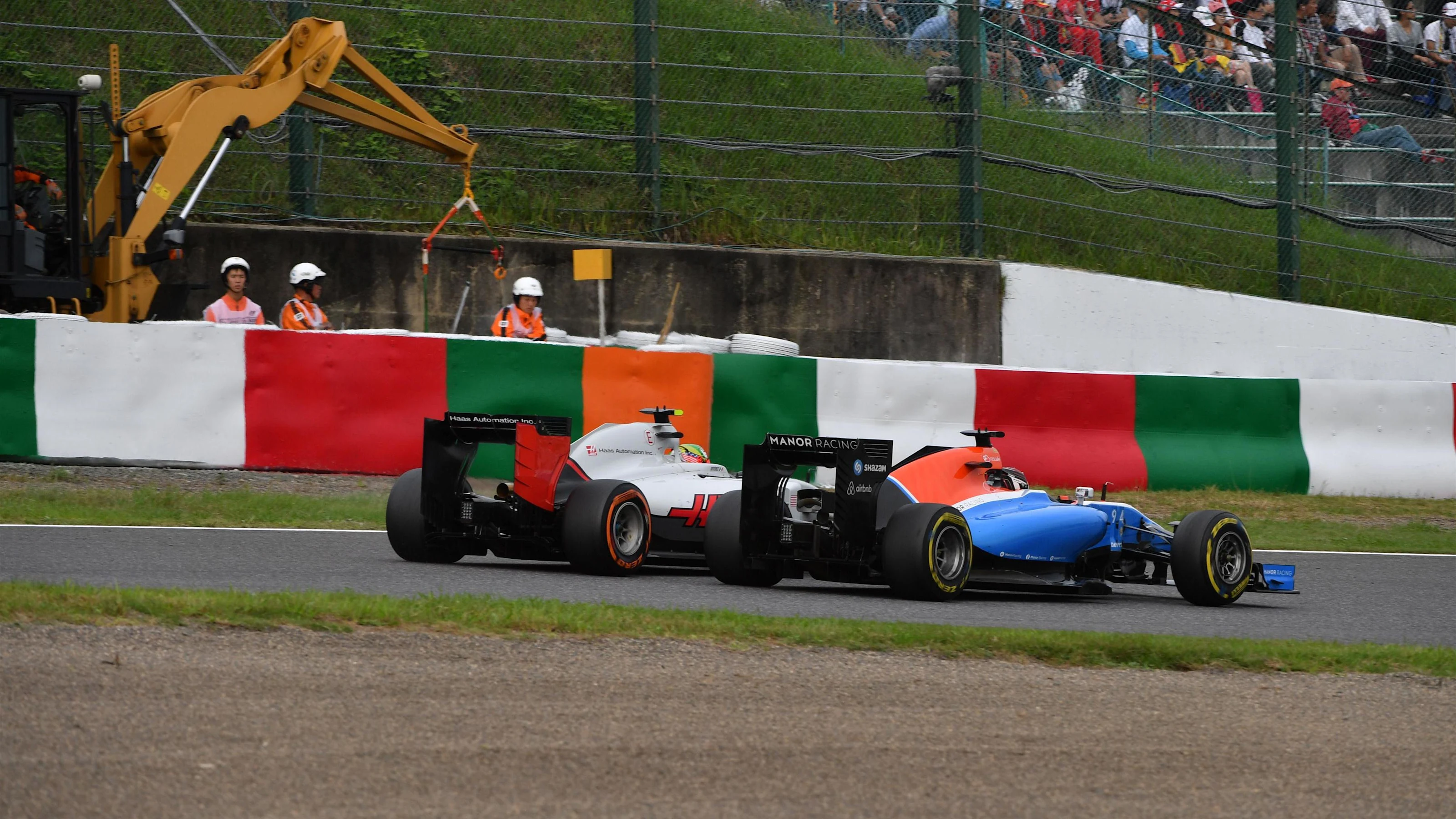 Esteban Gutierrez (MEX) Haas VF-16 and Pascal Wehrlein (GER) Manor Racing MRT05 battle at Formula
