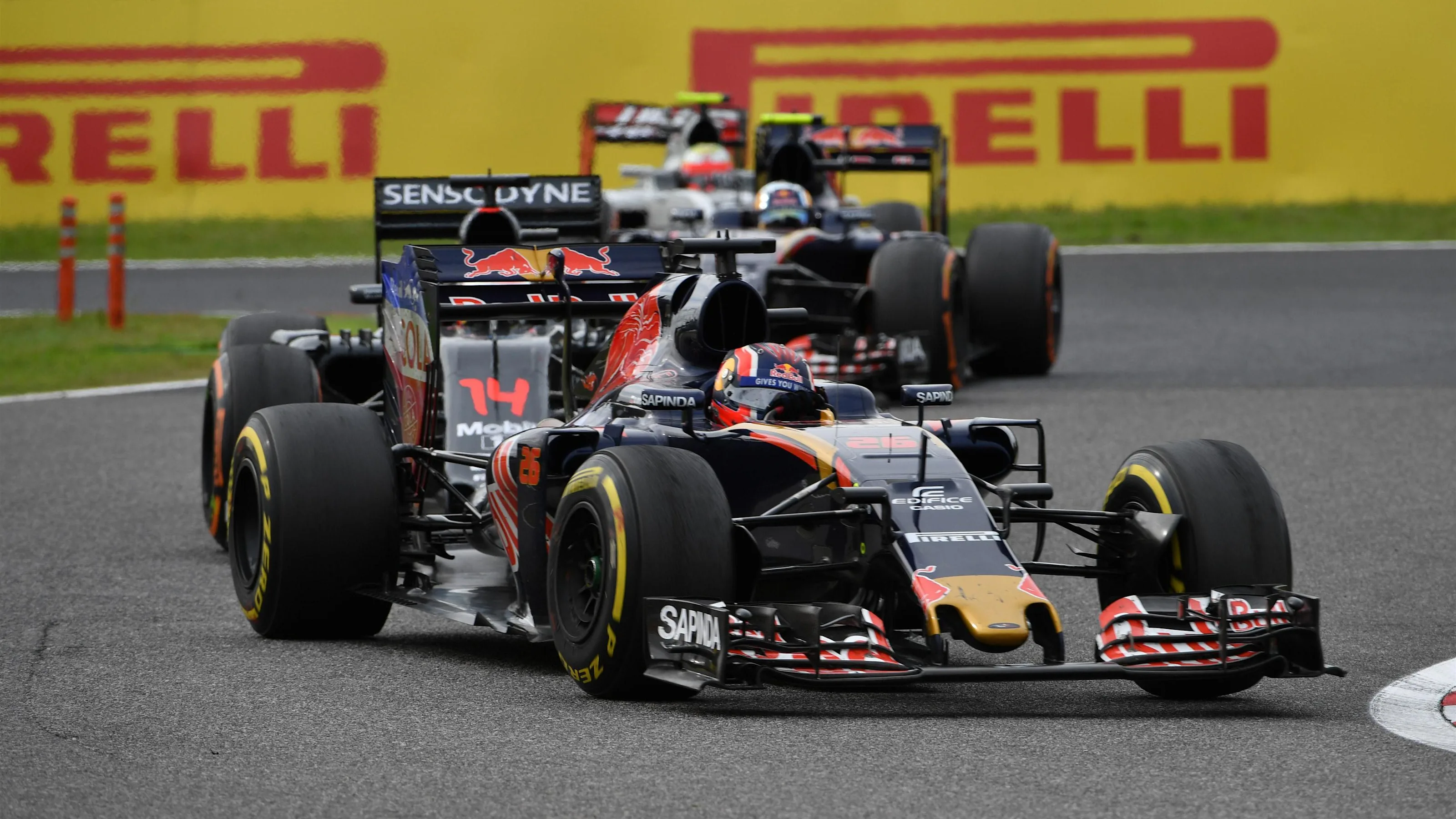 Daniil Kvyat (RUS) Scuderia Toro Rosso STR11 at Formula One World Championship, Rd17, Japanese