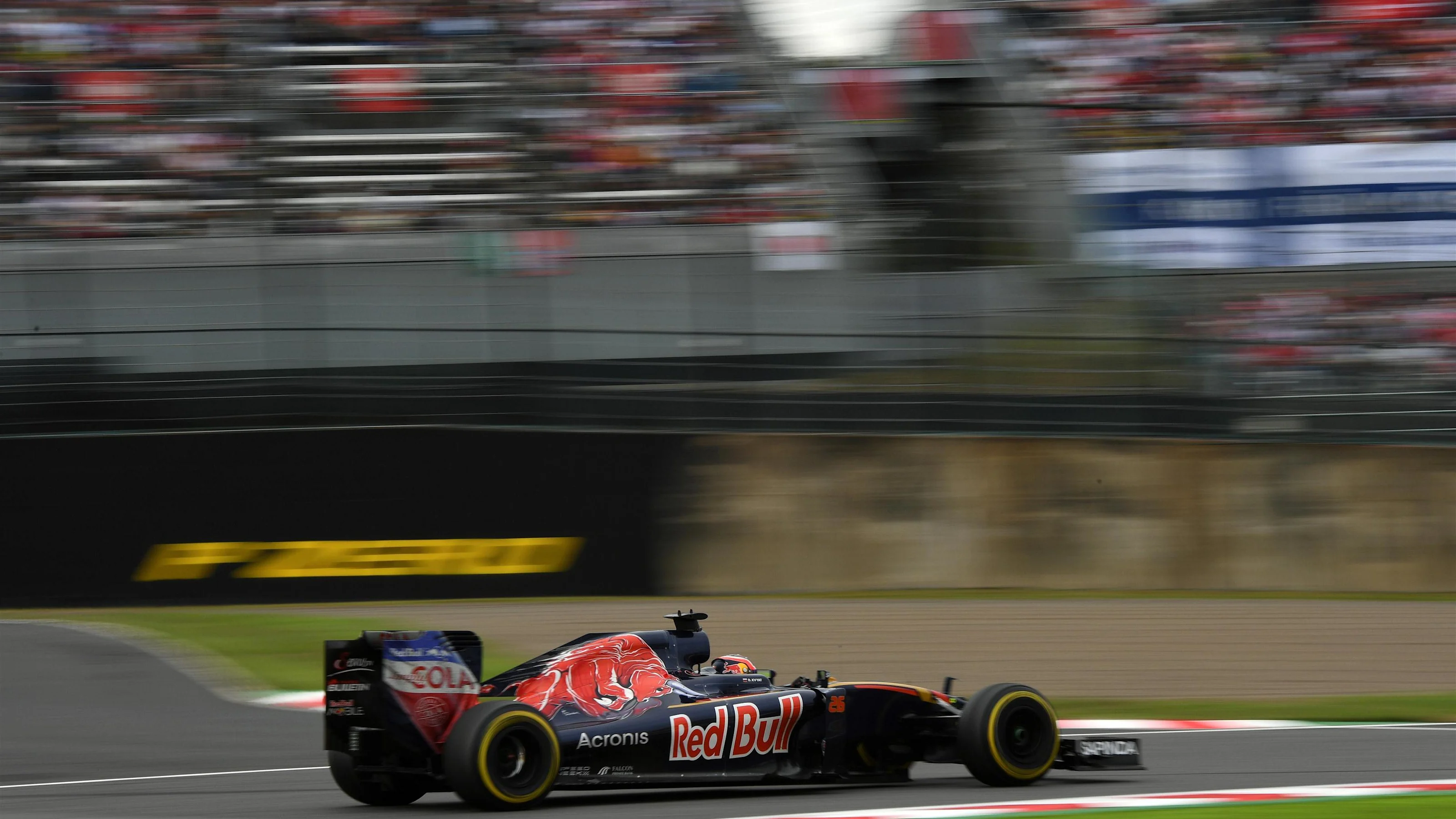 Daniil Kvyat (RUS) Scuderia Toro Rosso STR11 at Formula One World Championship, Rd17, Japanese