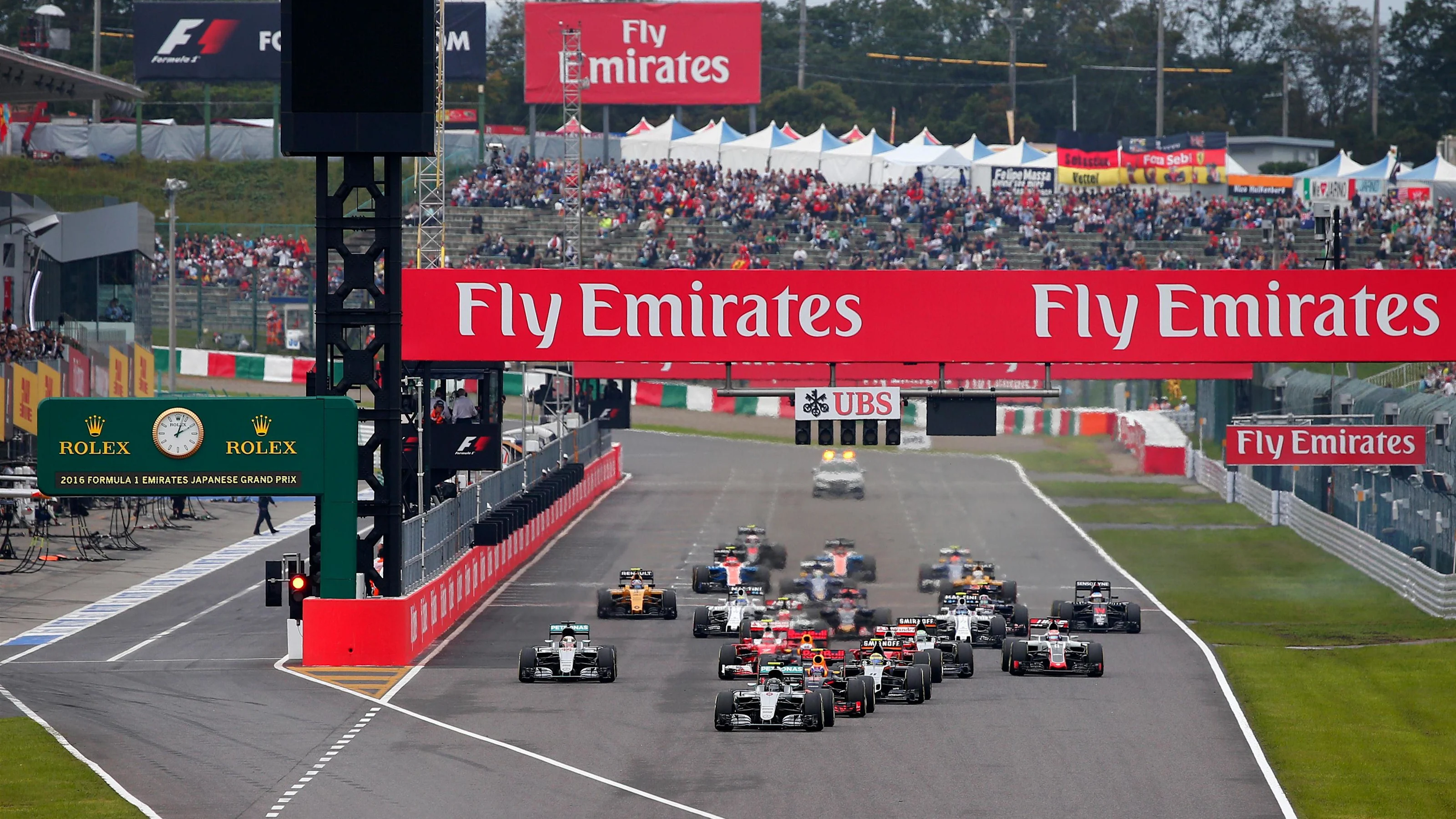 Nico Rosberg (GER) Mercedes-Benz F1 W07 Hybrid leads at the satrt of the race at Formula One World