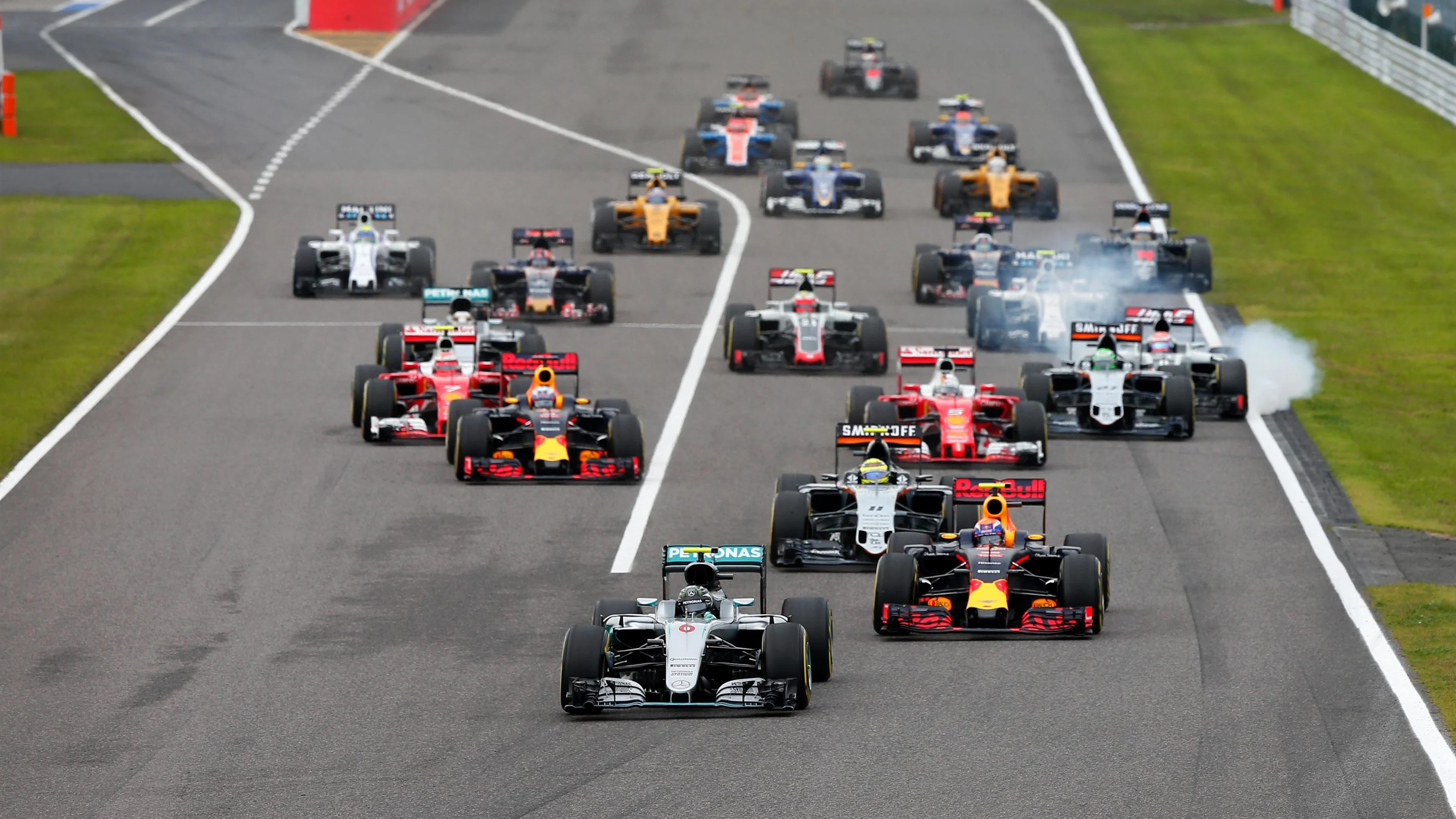 Nico Rosberg (GER) Mercedes AMG F1 leads at the start of the race at Formula One World