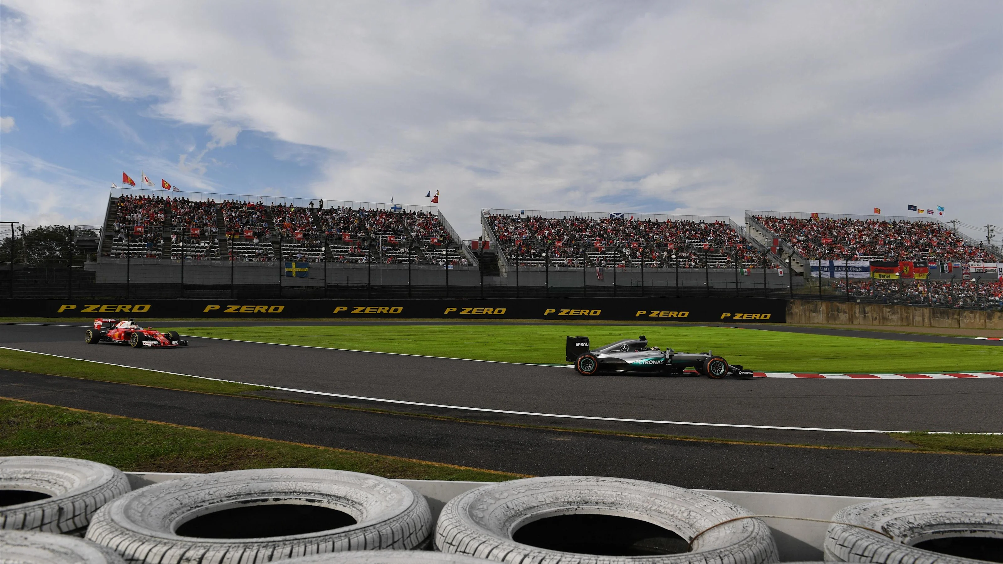 Lewis Hamilton (GBR) Mercedes-Benz F1 W07 Hybrid leads Sebastian Vettel (GER) Ferrari SF16-H at