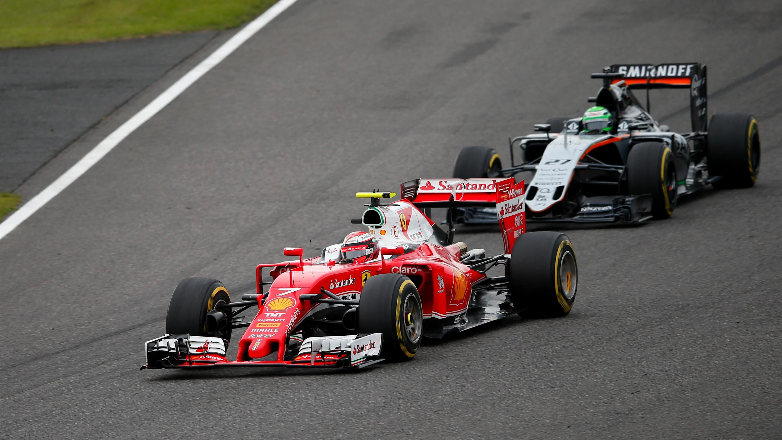 Kimi Raikkonen (FIN) Ferrari SF16-H and Nico Hulkenberg (GER) Force India VJM09 battle at Formula