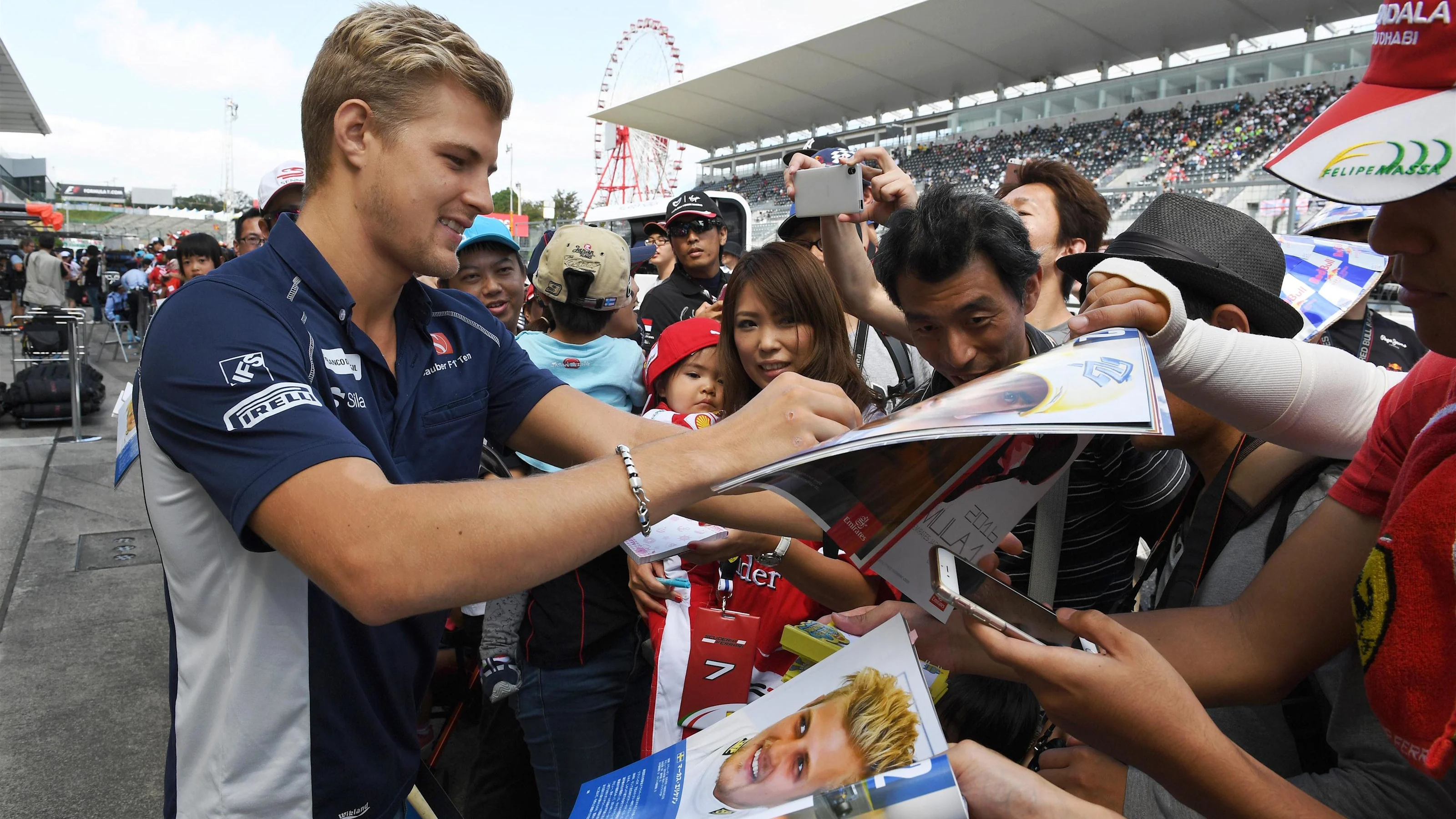 Marcus Ericsson (SWE) Sauber signs autographs for the fans at Formula One World Championship, Rd17,