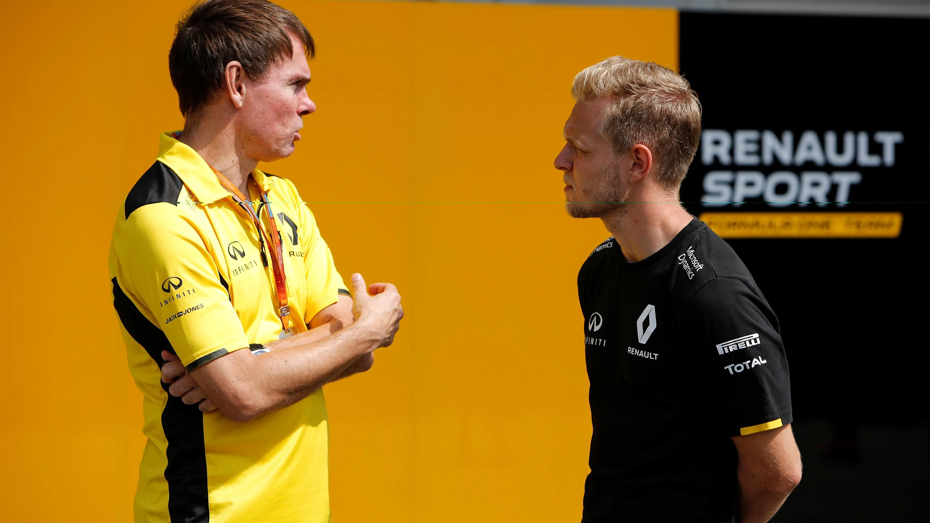 Alan Permane (GBR) Renault Sport F1 Team Race Engineer and Kevin Magnussen (DEN) Renault Sport F1