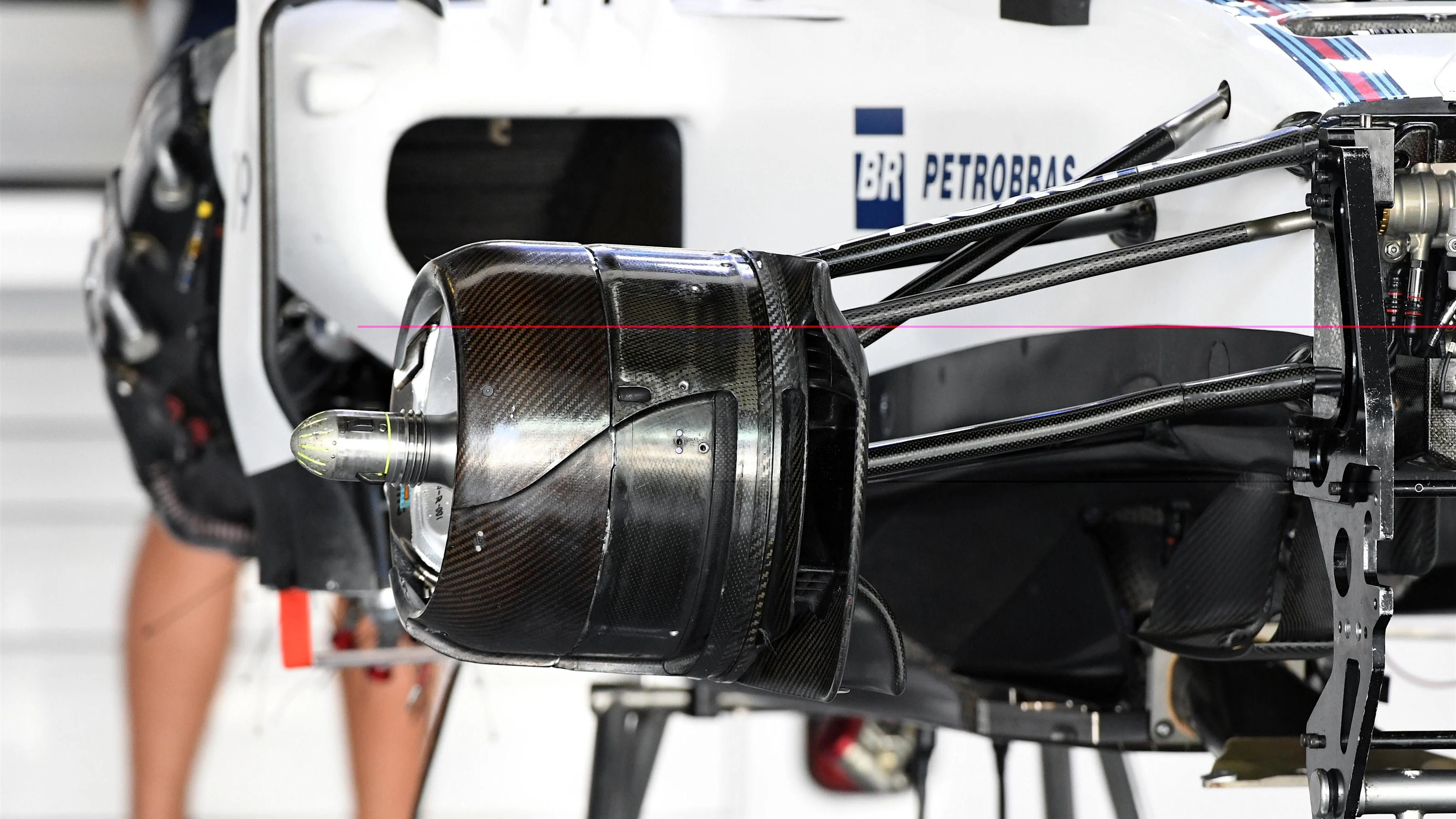 Williams FW38 front wheel hub and suspension detail at Formula One World Championship, Rd17,
