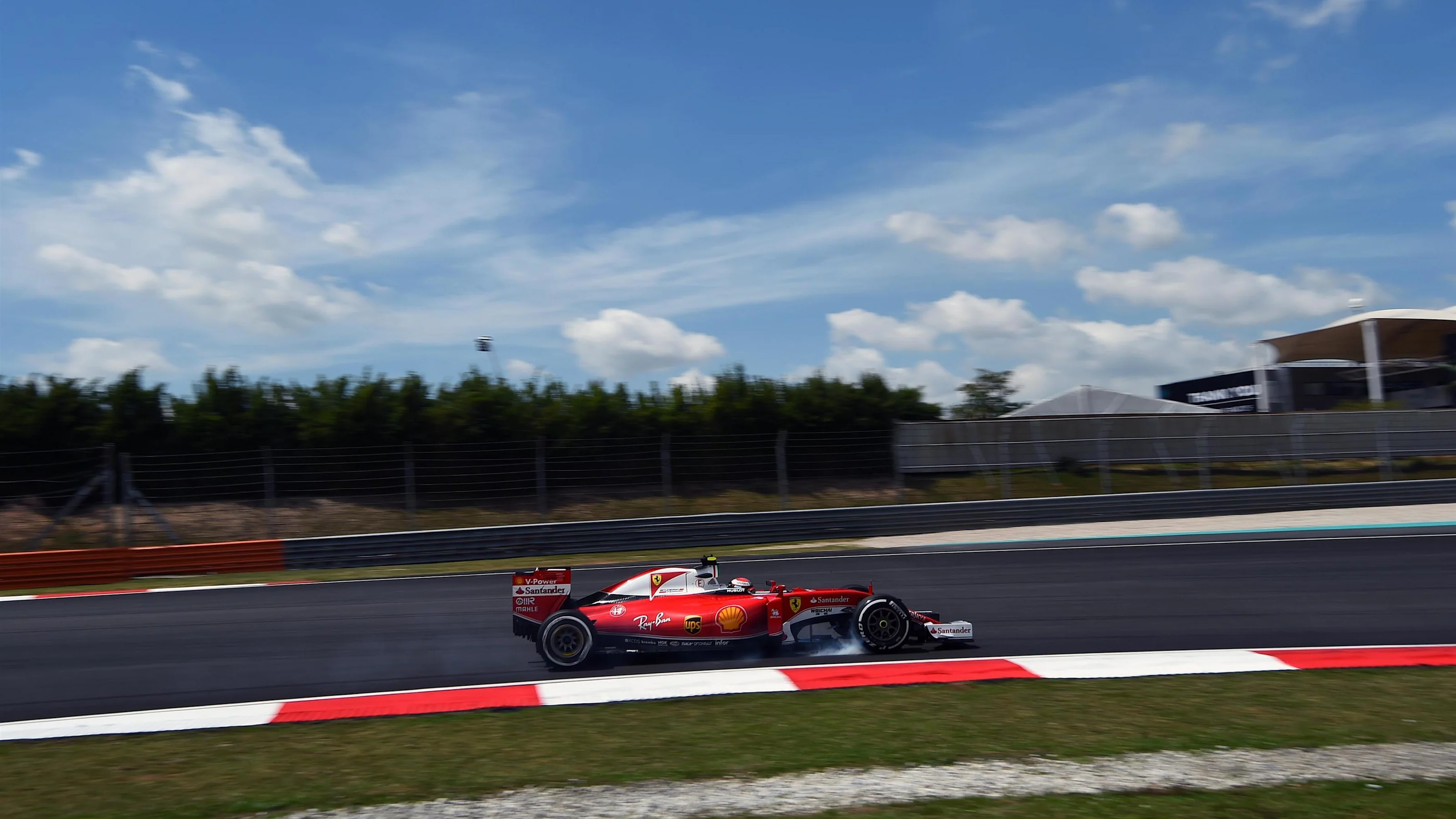 Kimi Raikkonen (FIN) Ferrari SF16-H locks up at Formula One World Championship, Rd16, Malaysian