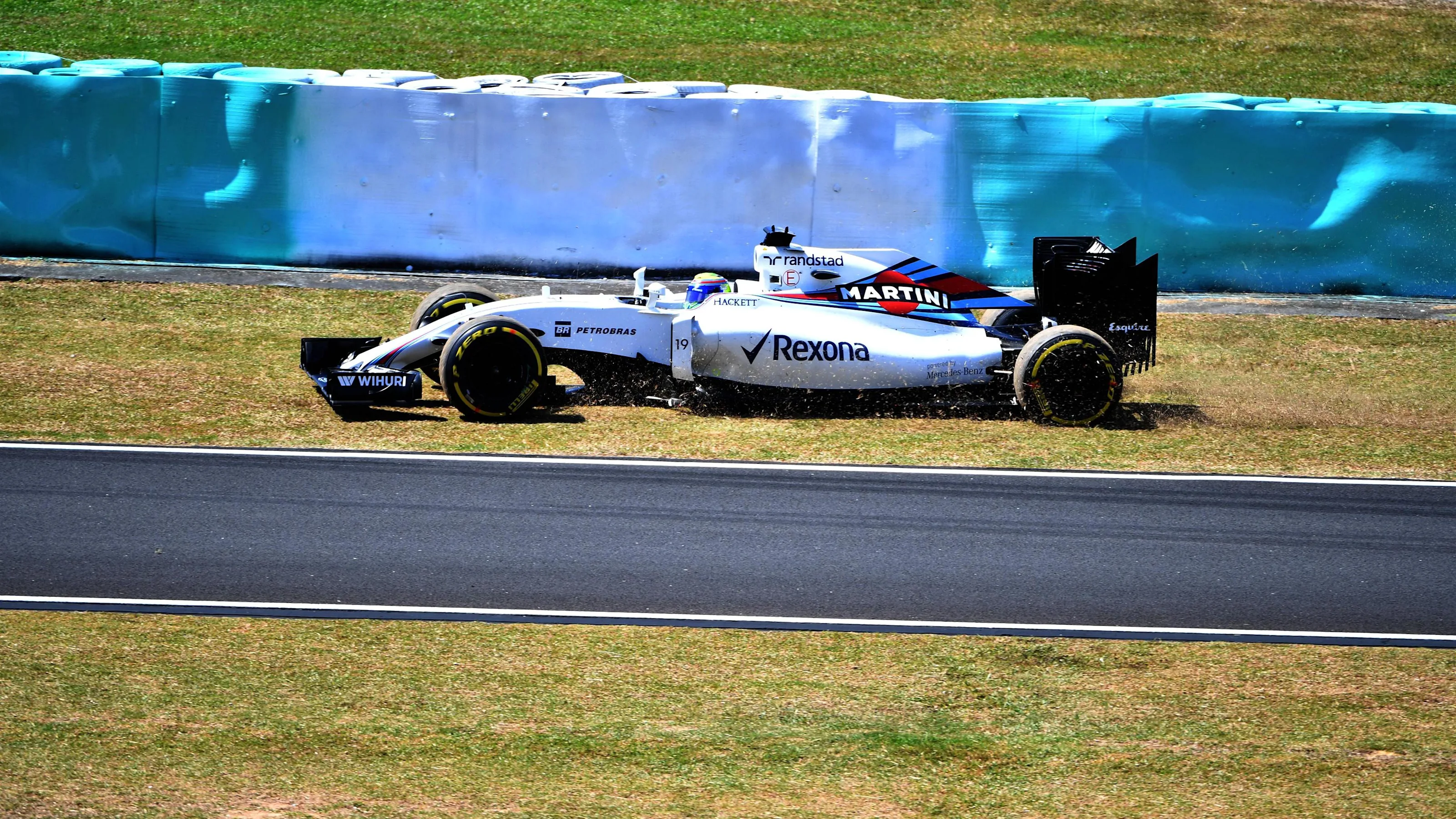 Felipe Massa (BRA) Williams FW38 runs wide at Formula One World Championship, Rd16, Malaysian Grand