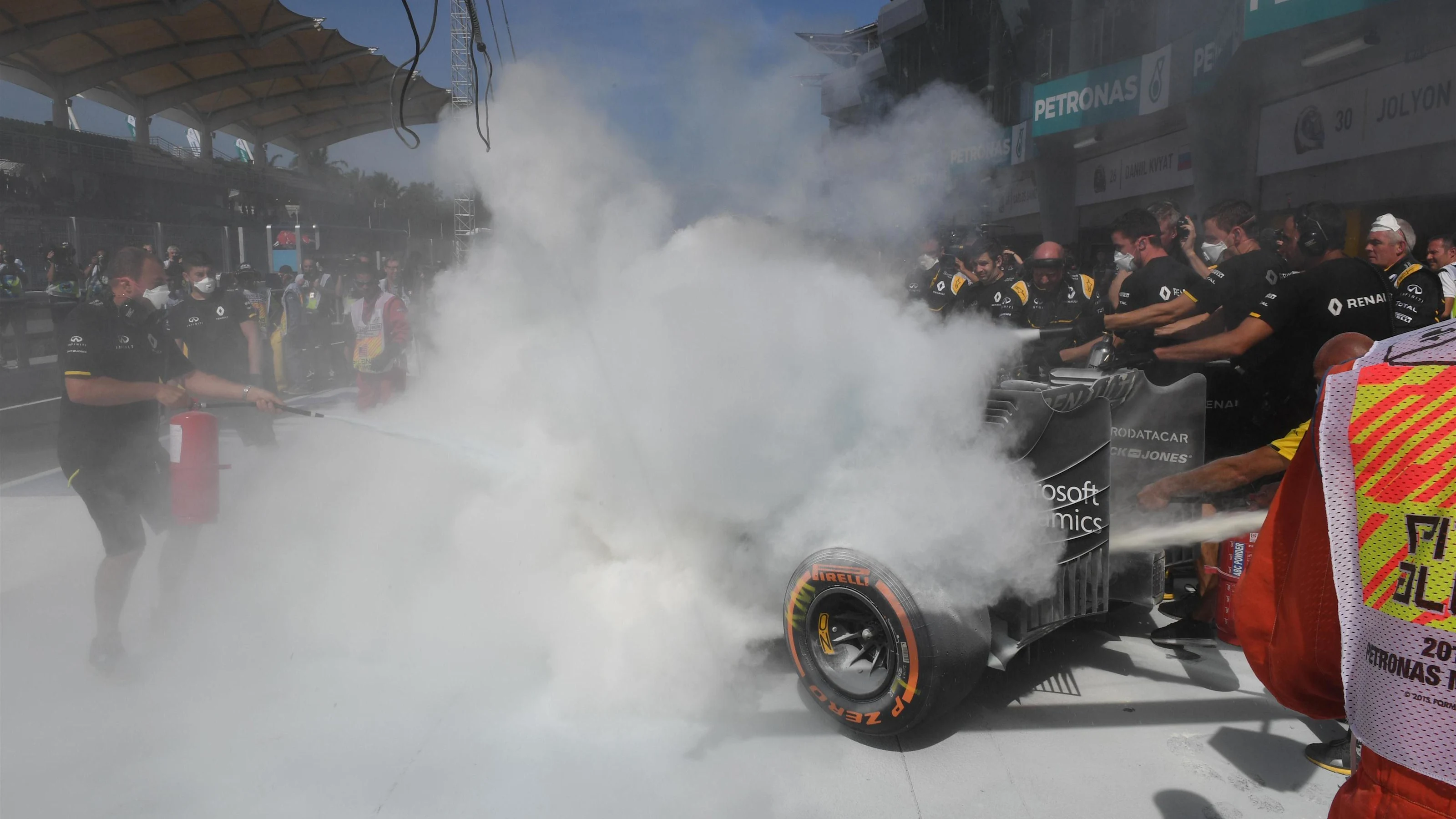 The burning car of Kevin Magnussen (DEN) Renault Sport F1 Team RS16 in pit lane during FP1 at