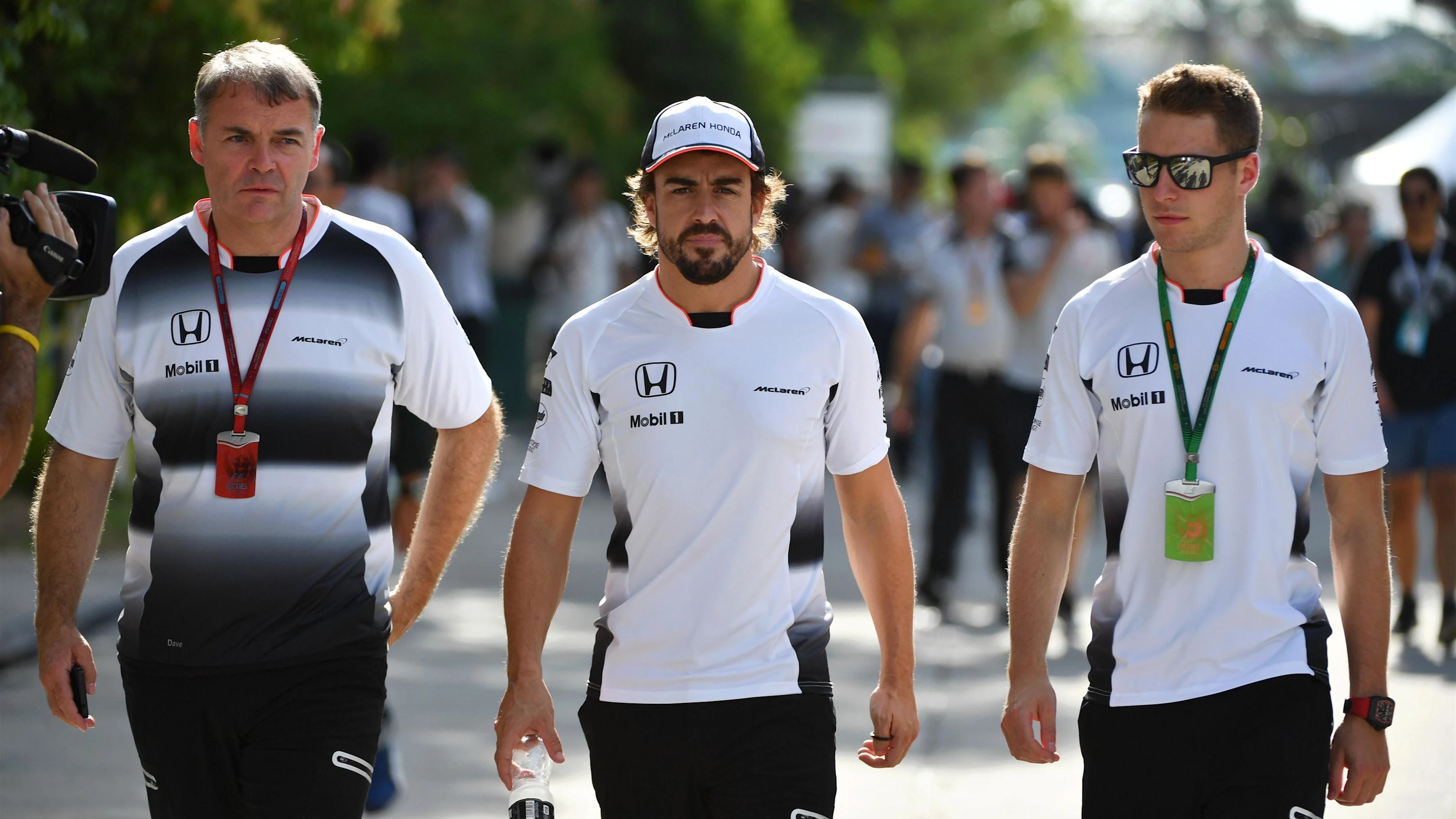 Dave Redding (GBR) MClaren, Fernando Alonso (ESP) McLaren and Stoffel Vandoorne (BEL) McLaren at