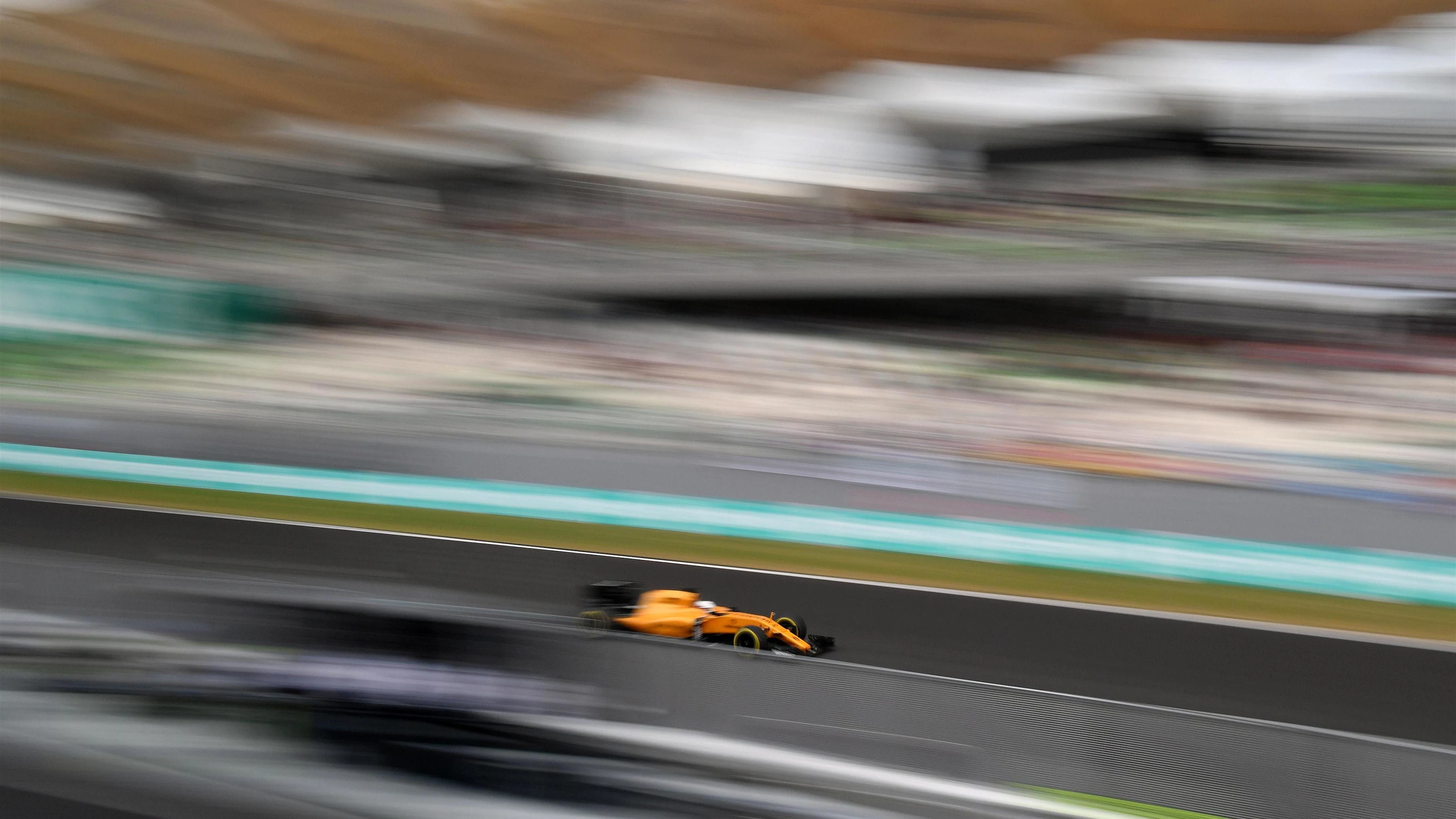 Kevin Magnussen (DEN) Renault Sport F1 Team RS16 at Formula One World Championship, Rd16, Malaysian