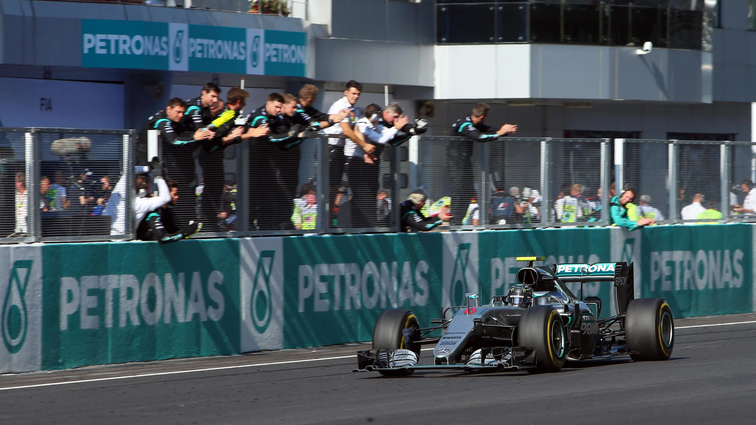 Nico Rosberg (GER) Mercedes-Benz F1 W07 Hybrid crosses the line to take third place at Formula One