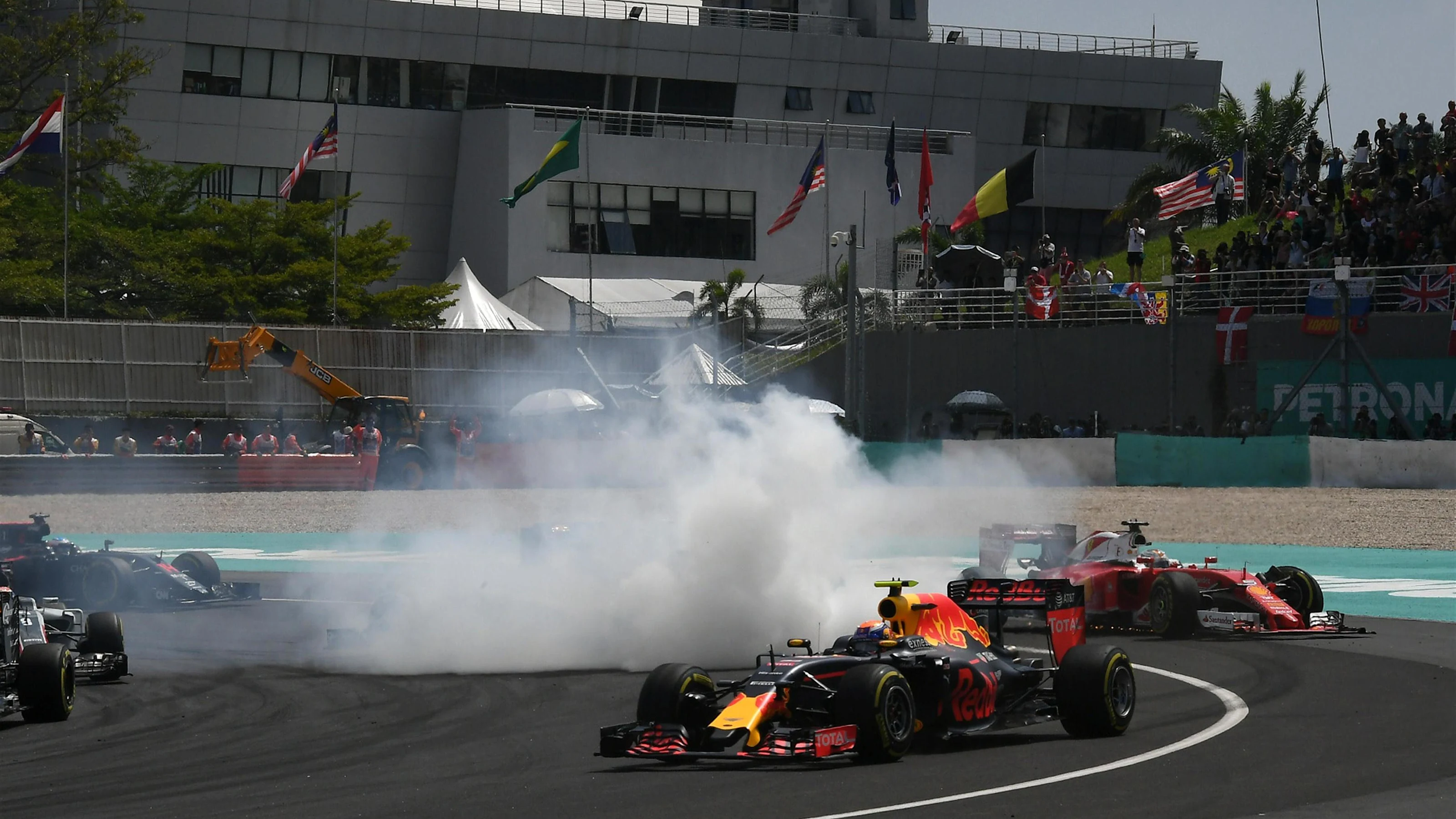 Lewis Hamilton (GBR) Mercedes-Benz F1 W07 Hybrid leads at the race start as Nico Rosberg (GER)