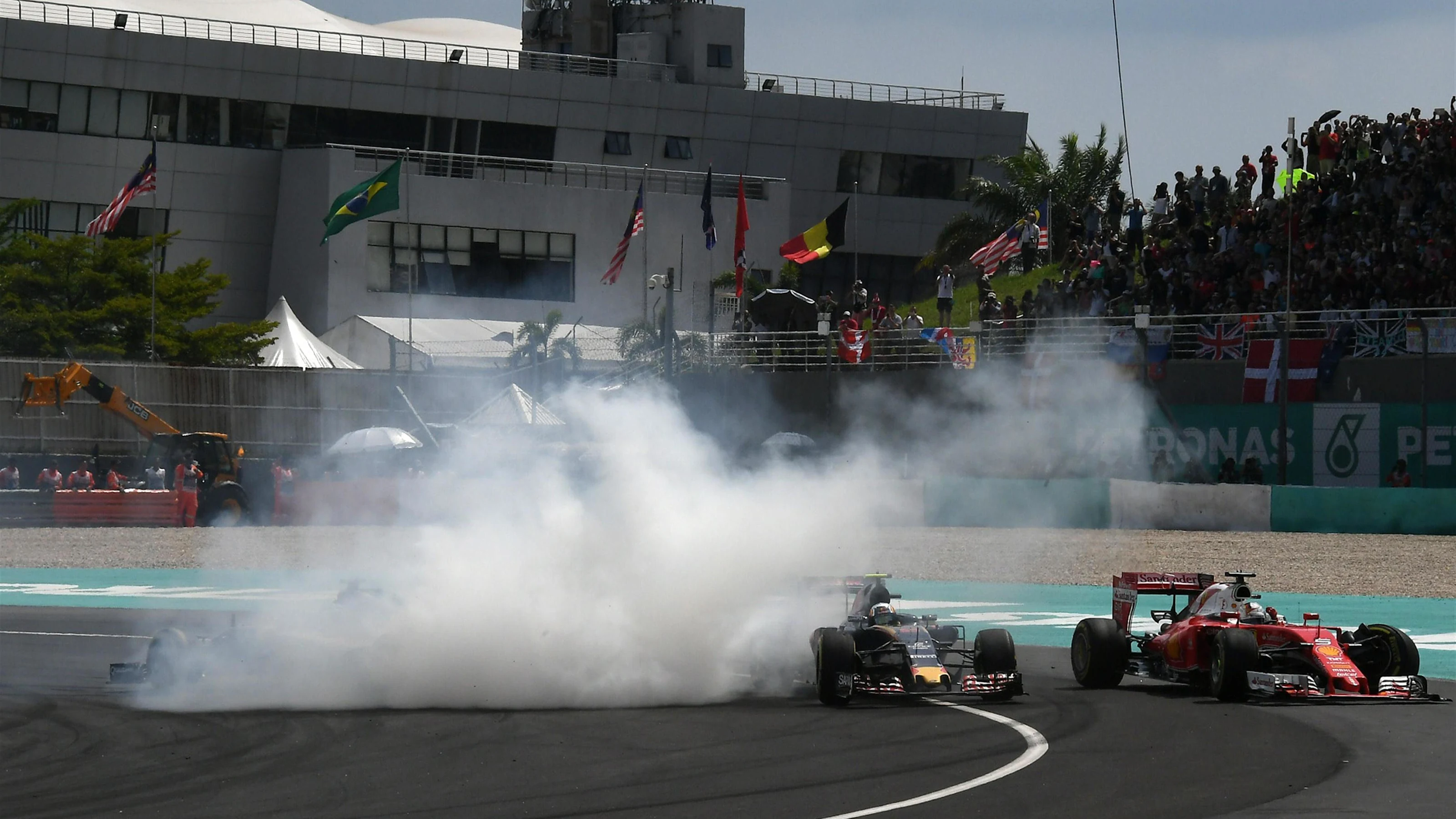 Lewis Hamilton (GBR) Mercedes-Benz F1 W07 Hybrid leads at the race start as Nico Rosberg (GER)