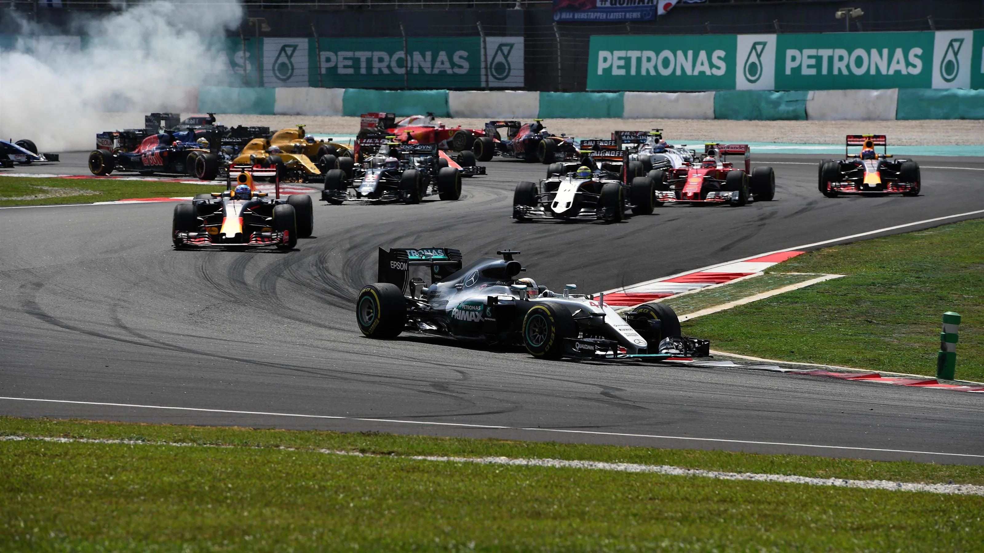 Lewis Hamilton (GBR) Mercedes-Benz F1 W07 Hybrid leads at the start of the race as Nico Rosberg