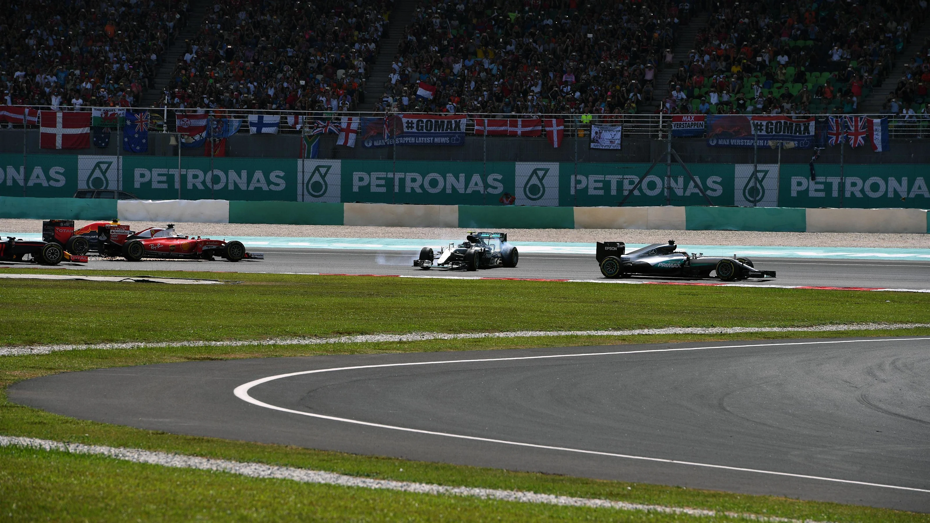 Lewis Hamilton (GBR) Mercedes-Benz F1 W07 Hybrid leads at the start of the race as Nico Rosberg