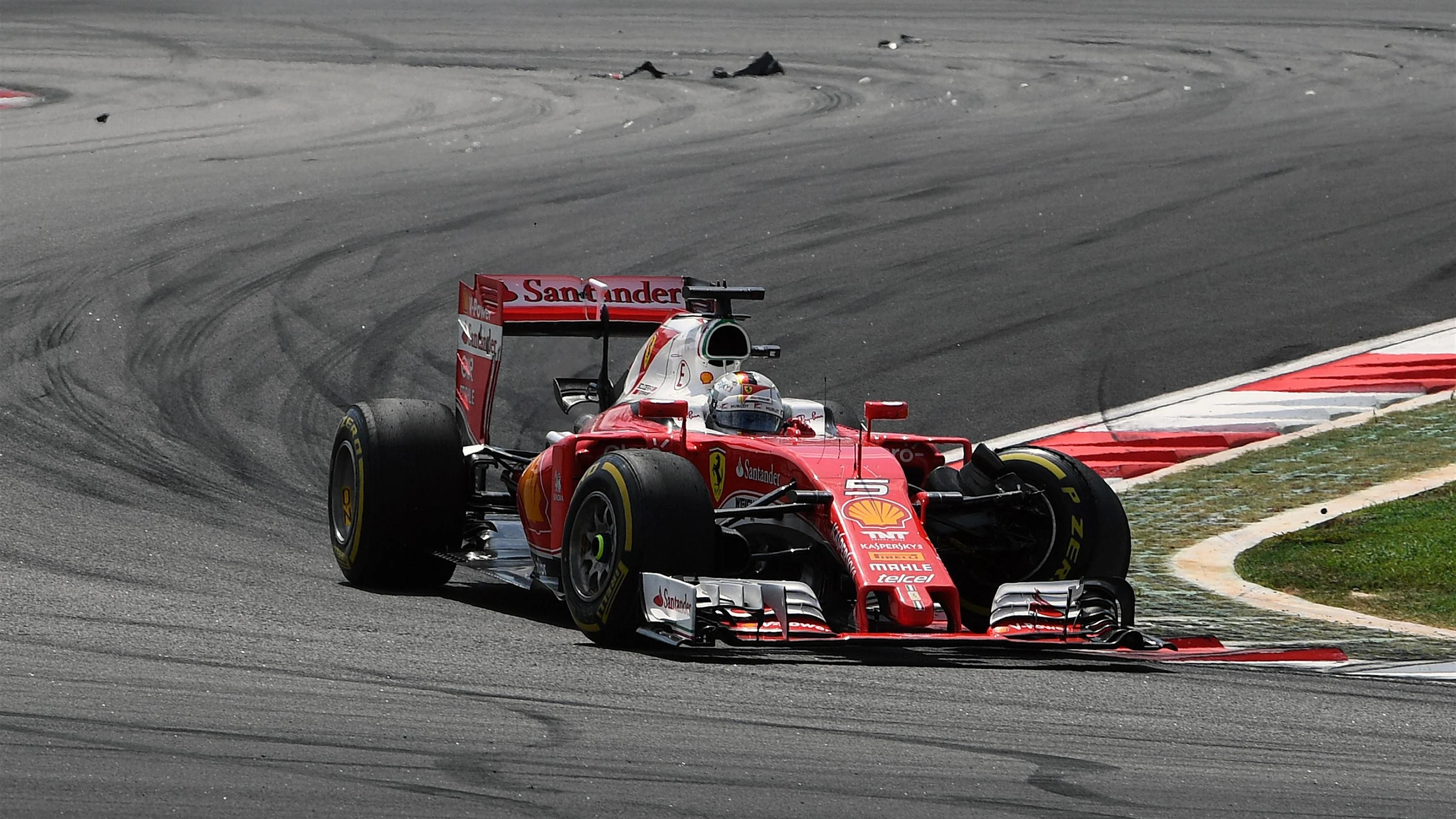 Sebastian Vettel (GER) Ferrari SF16-H with accident damage at the start of the race at Formula One