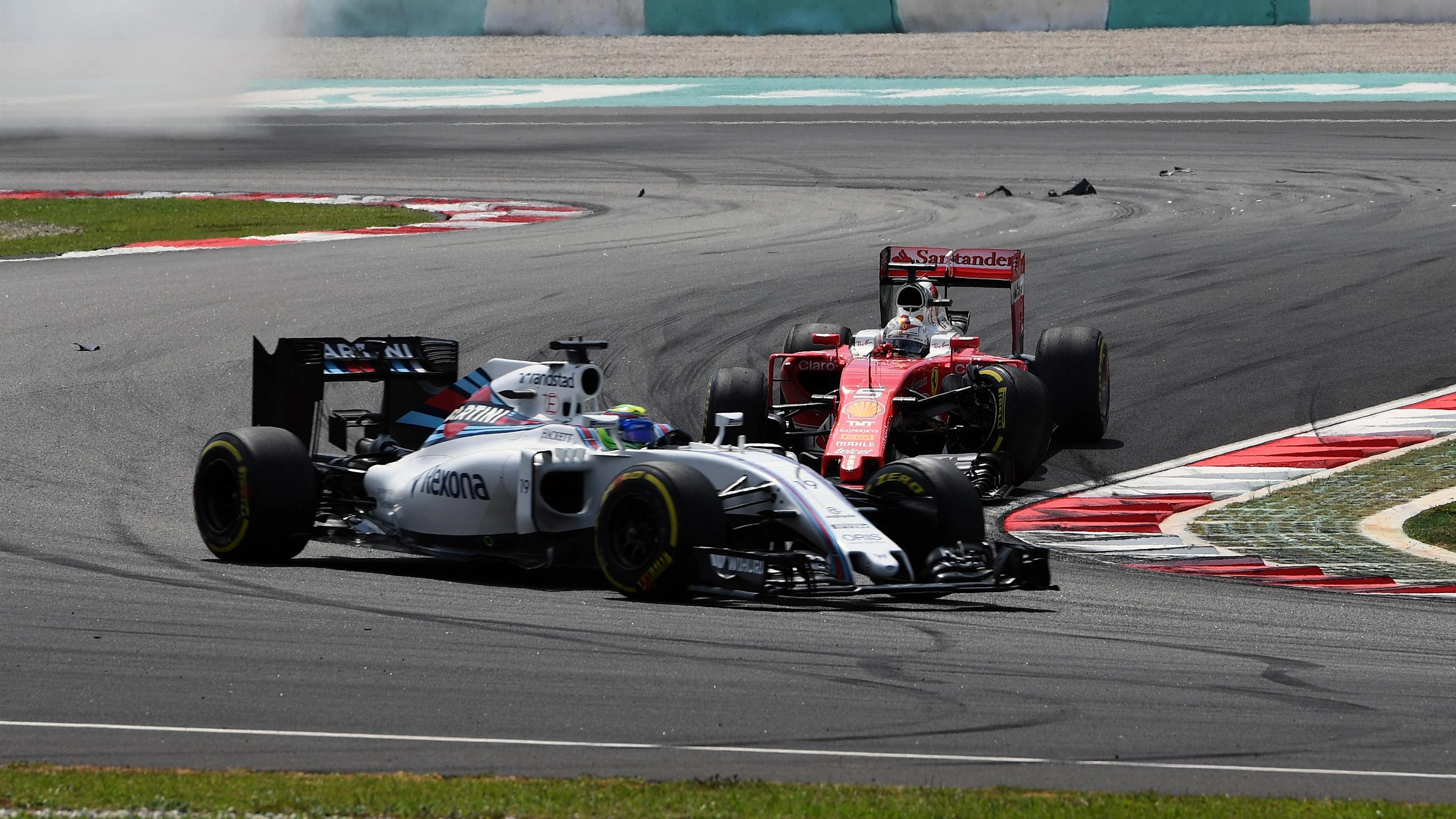 Felipe Massa (BRA) Williams FW38 and Sebastian Vettel (GER) Ferrari SF16-H with damage at the start