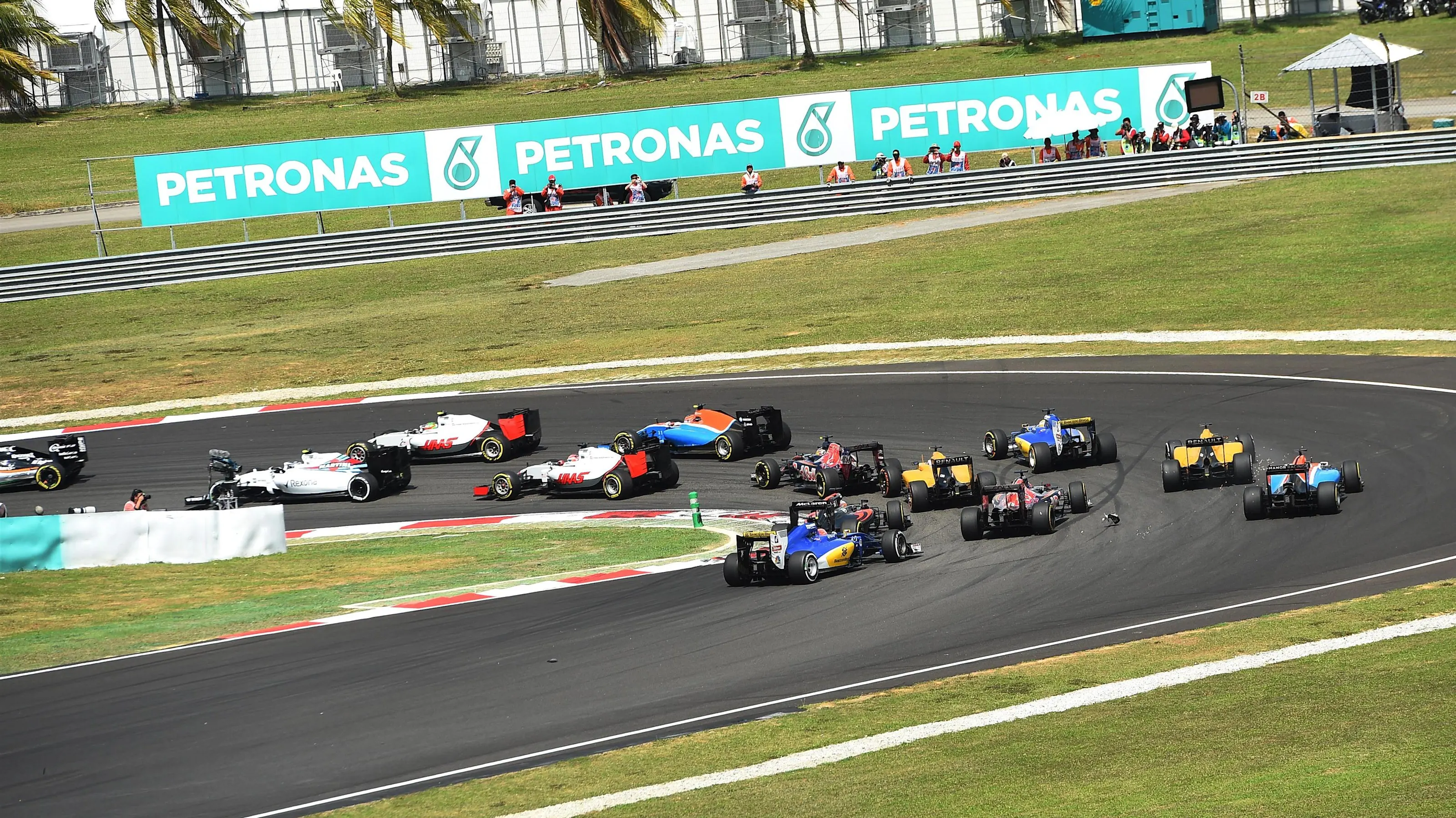 The start of the race at Formula One World Championship, Rd16, Malaysian Grand Prix, Race,  Sepang,