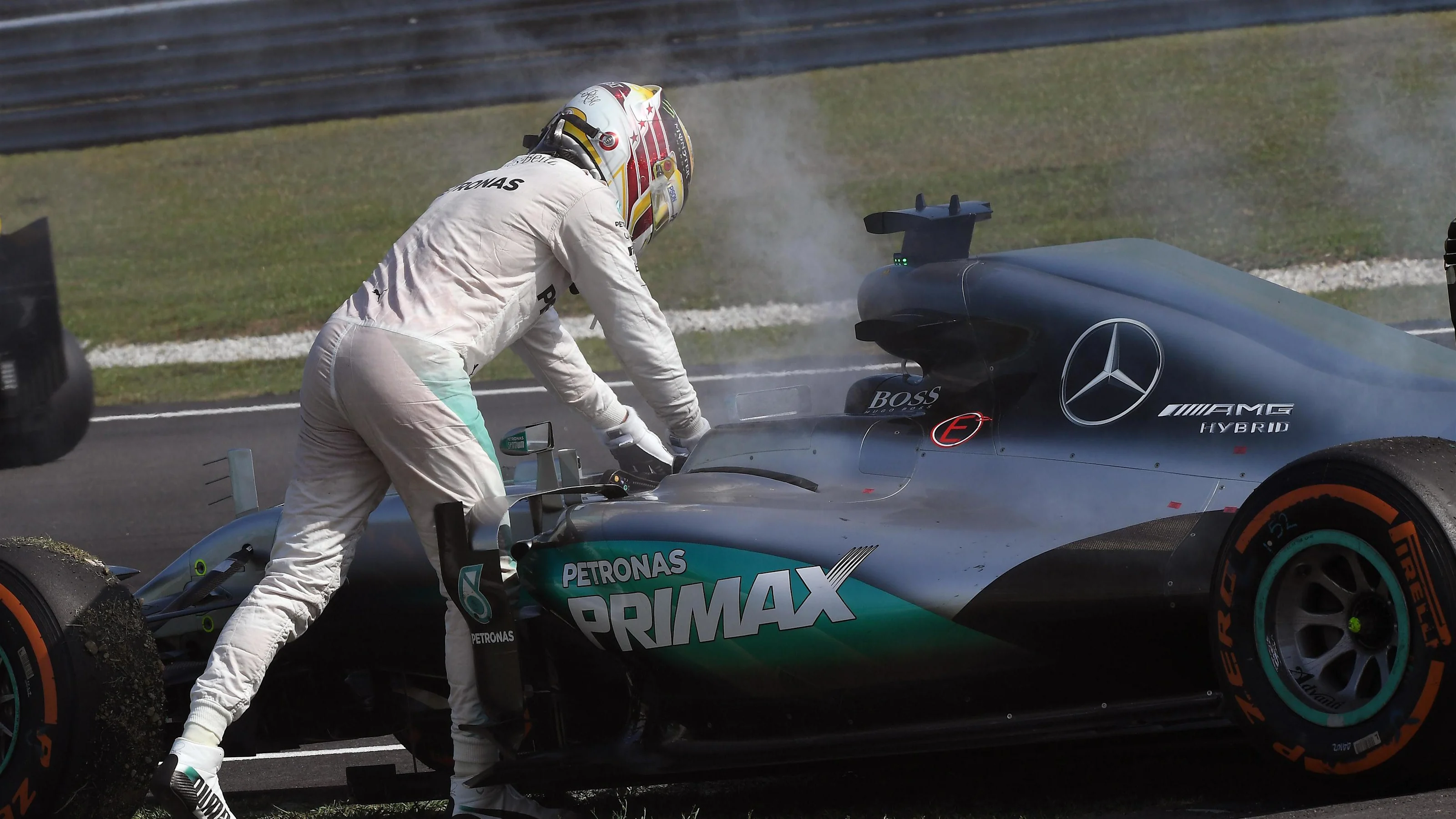 Lewis Hamilton (GBR) Mercedes-Benz F1 W07 Hybrid suffers an engine failure at Formula One World