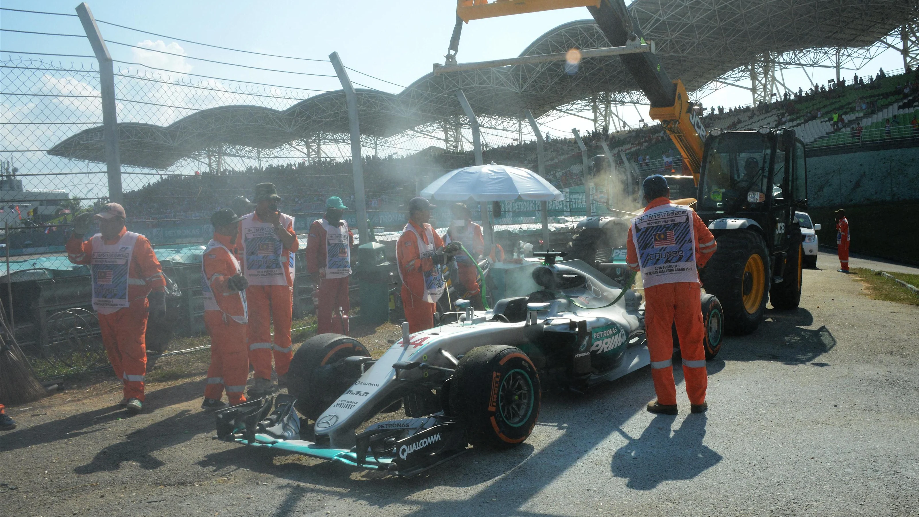 The car of Lewis Hamilton (GBR) Mercedes-Benz F1 W07 Hybrid is recovered at Formula One World