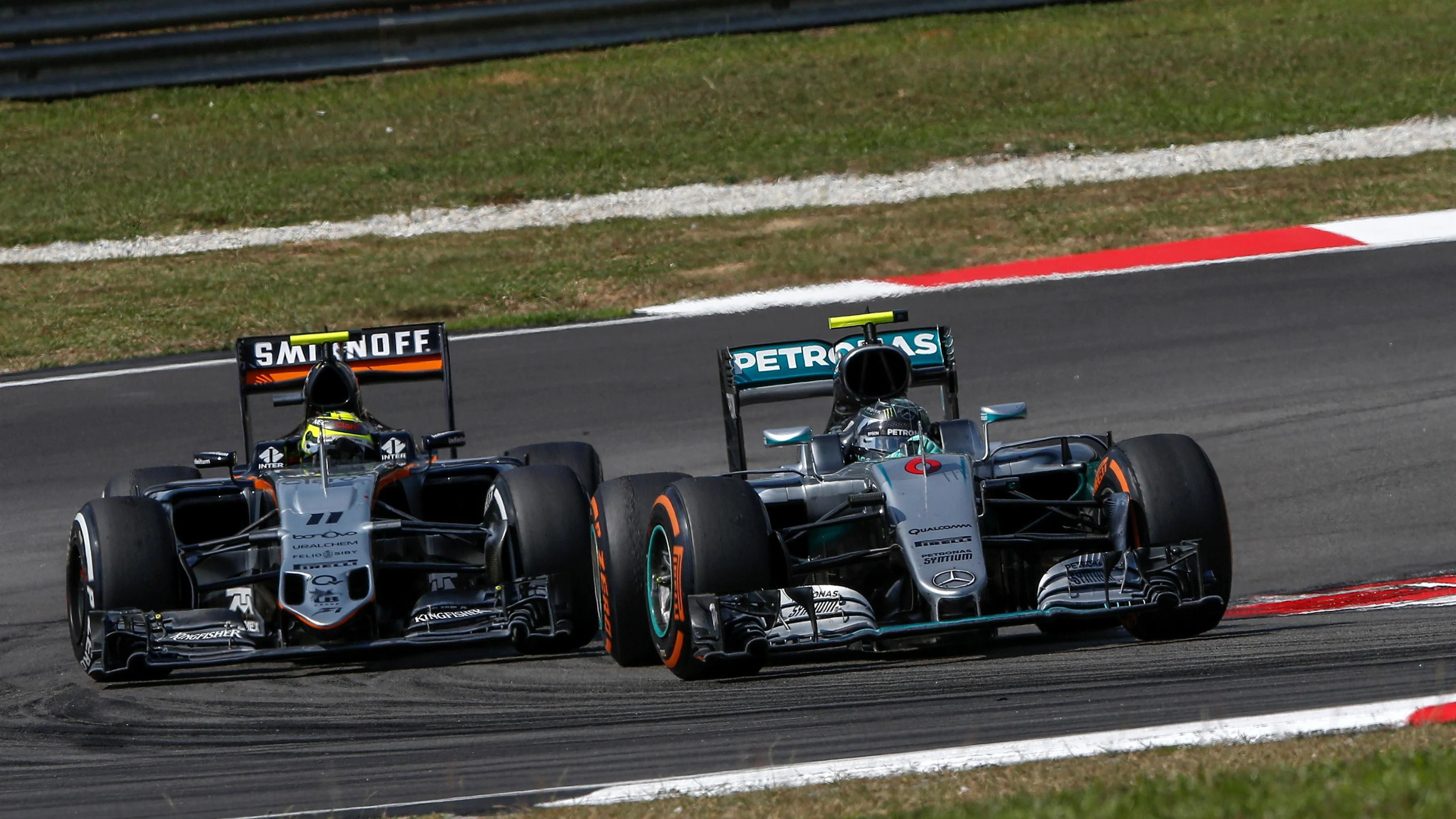 Nico Rosberg (GER) Mercedes-Benz F1 W07 Hybrid and Sergio Perez (MEX) Force India VJM09 battle at