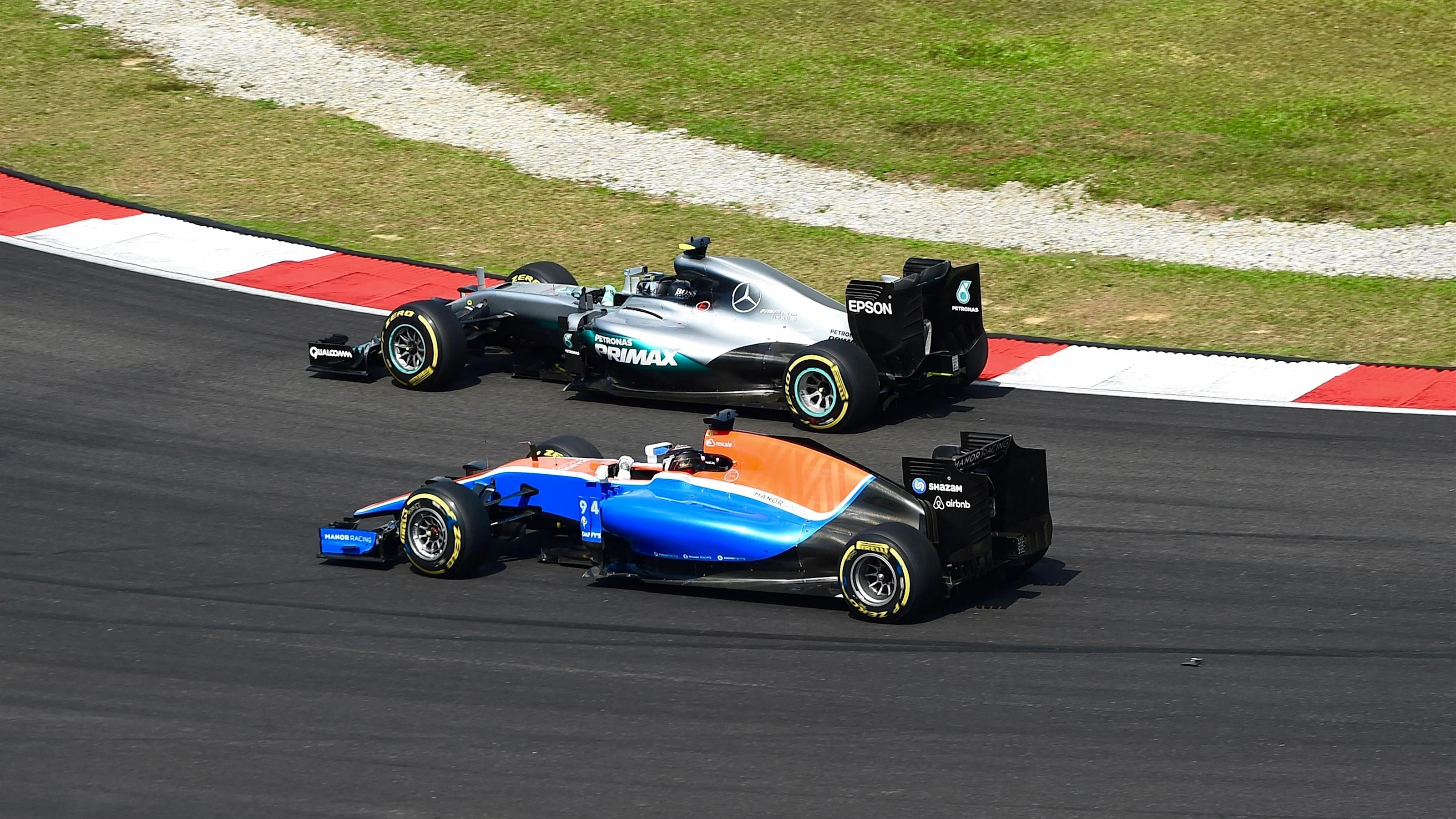 Nico Rosberg (GER) Mercedes-Benz F1 W07 Hybrid and Pascal Wehrlein (GER) Manor Racing MRT05 battle