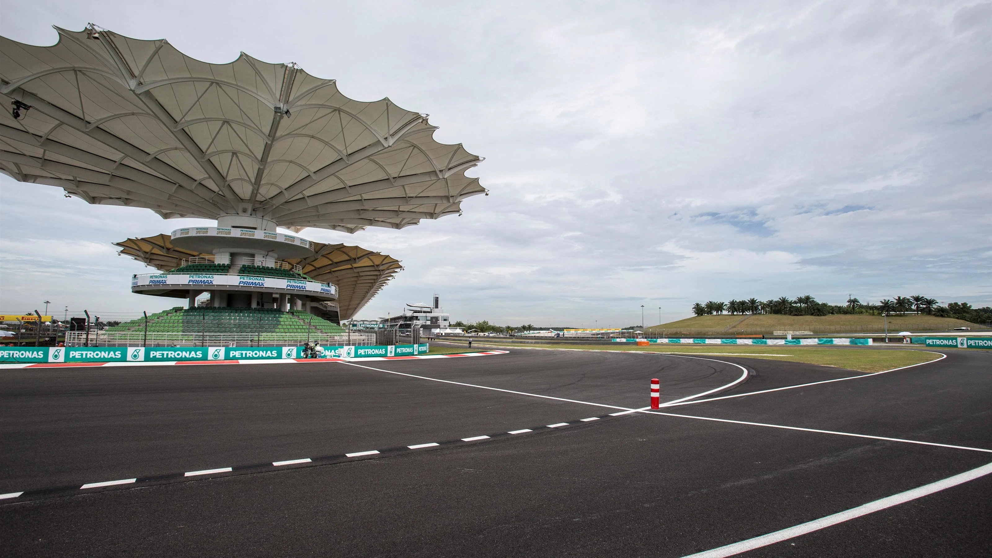 Track view at Formula One World Championship, Rd16, Malaysian Grand Prix, Preparations, Sepang,