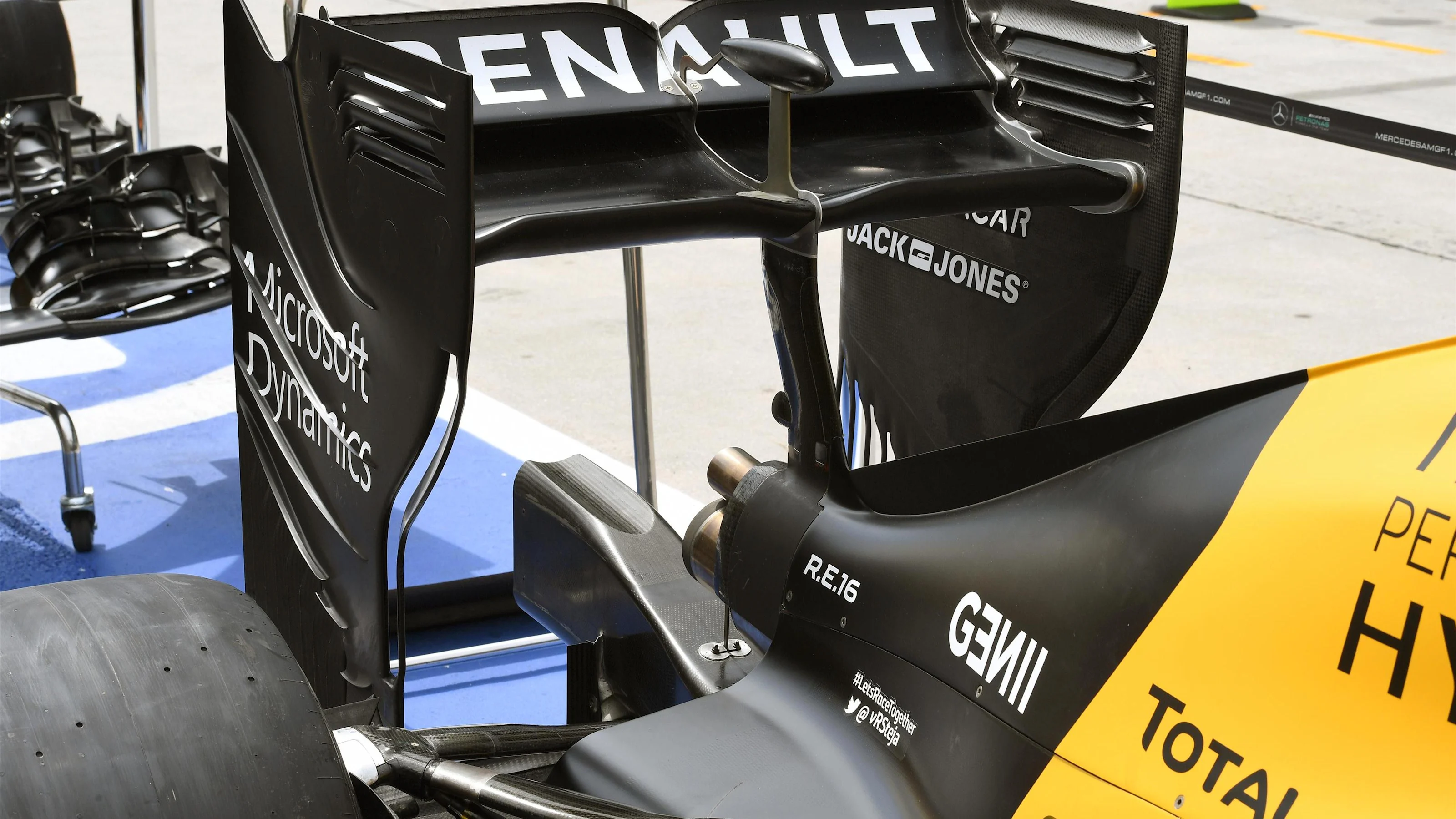 Renault Sport F1 Team RS16 rear wing detail at Formula One World Championship, Rd16, Malaysian
