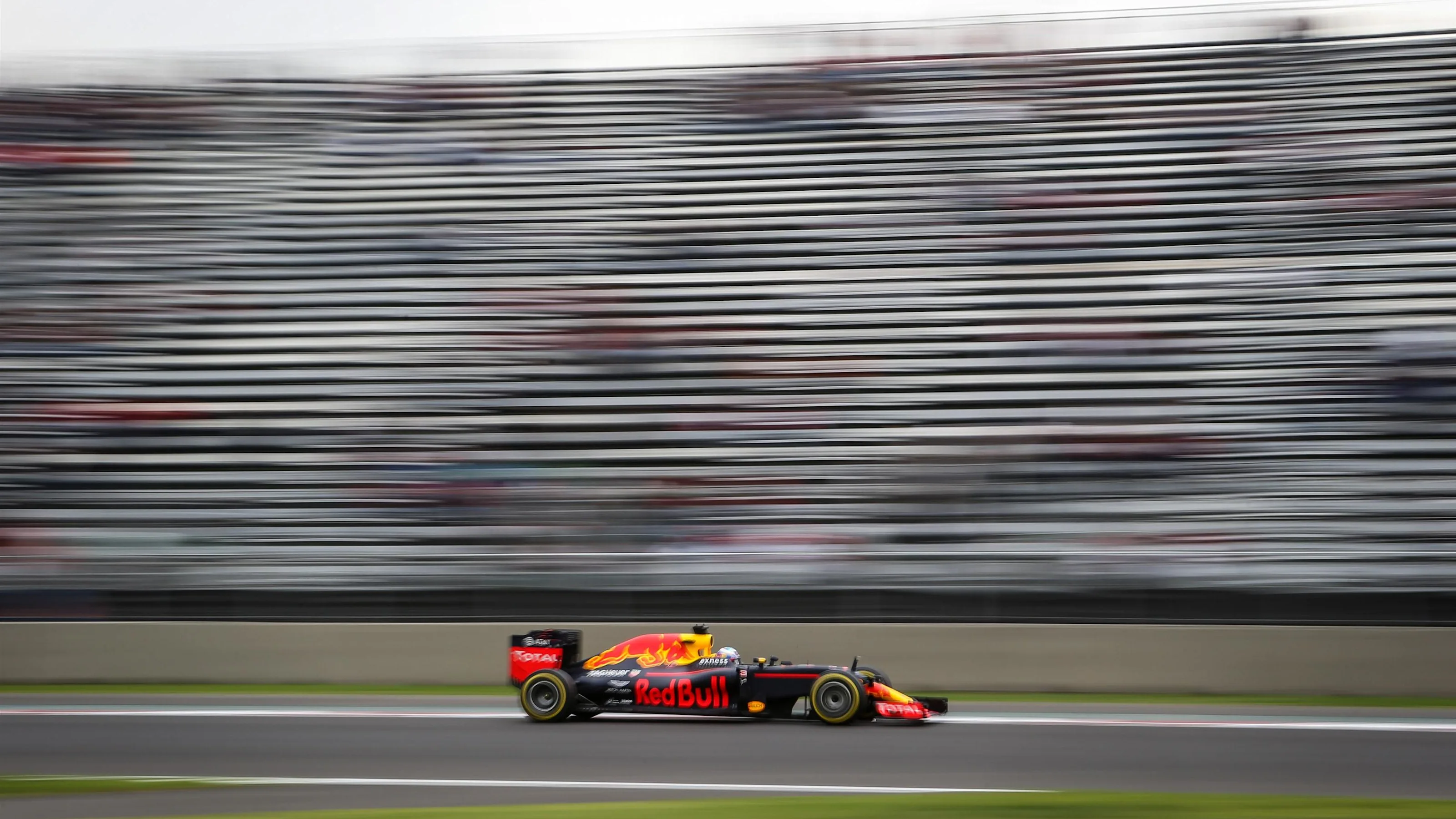 Daniel Ricciardo (AUS) Red Bull Racing RB12 at Formula One World Championship, Rd19, Mexican Grand