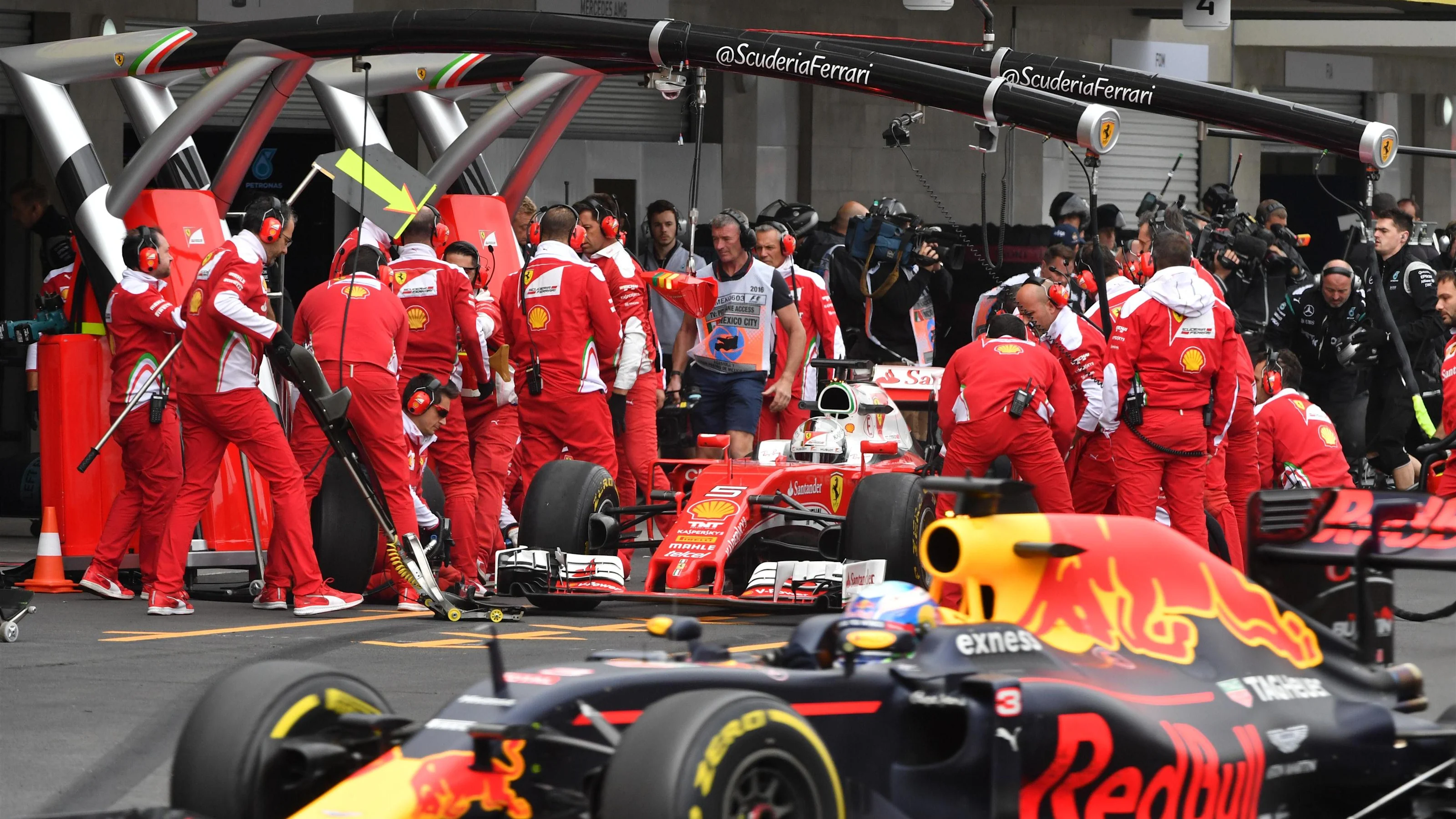 Daniel Ricciardo (AUS) Red Bull Racing RB12 and Sebastian Vettel (GER) Ferrari SF16-H at Formula