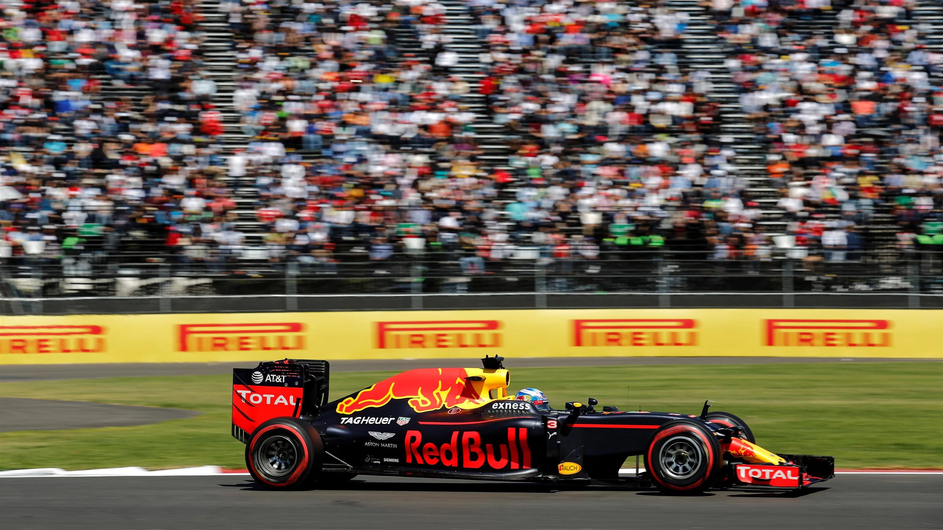 Daniel Ricciardo (AUS) Red Bull Racing RB12 at Formula One World Championship, Rd19, Mexican Grand