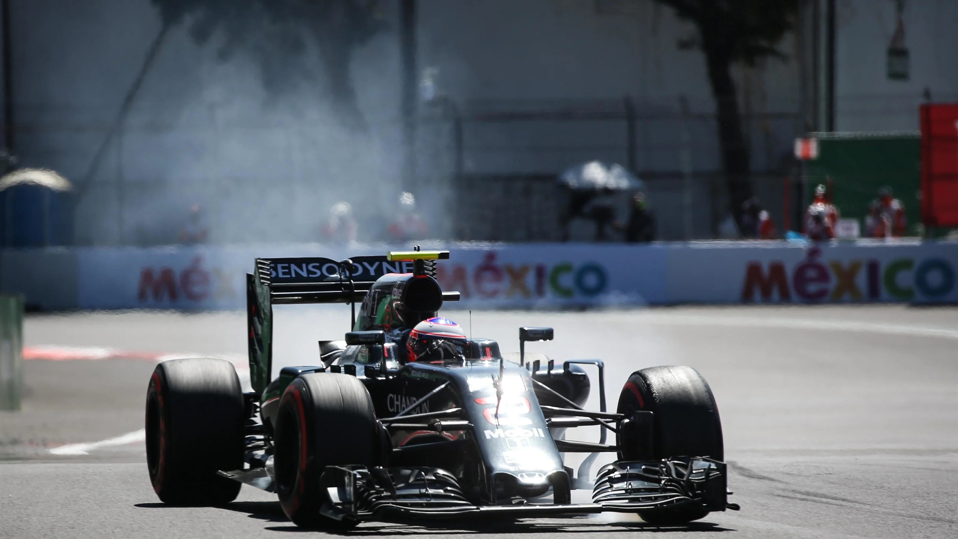 Jenson Button (GBR) McLaren MP4-31 locks up at Formula One World Championship, Rd19, Mexican Grand