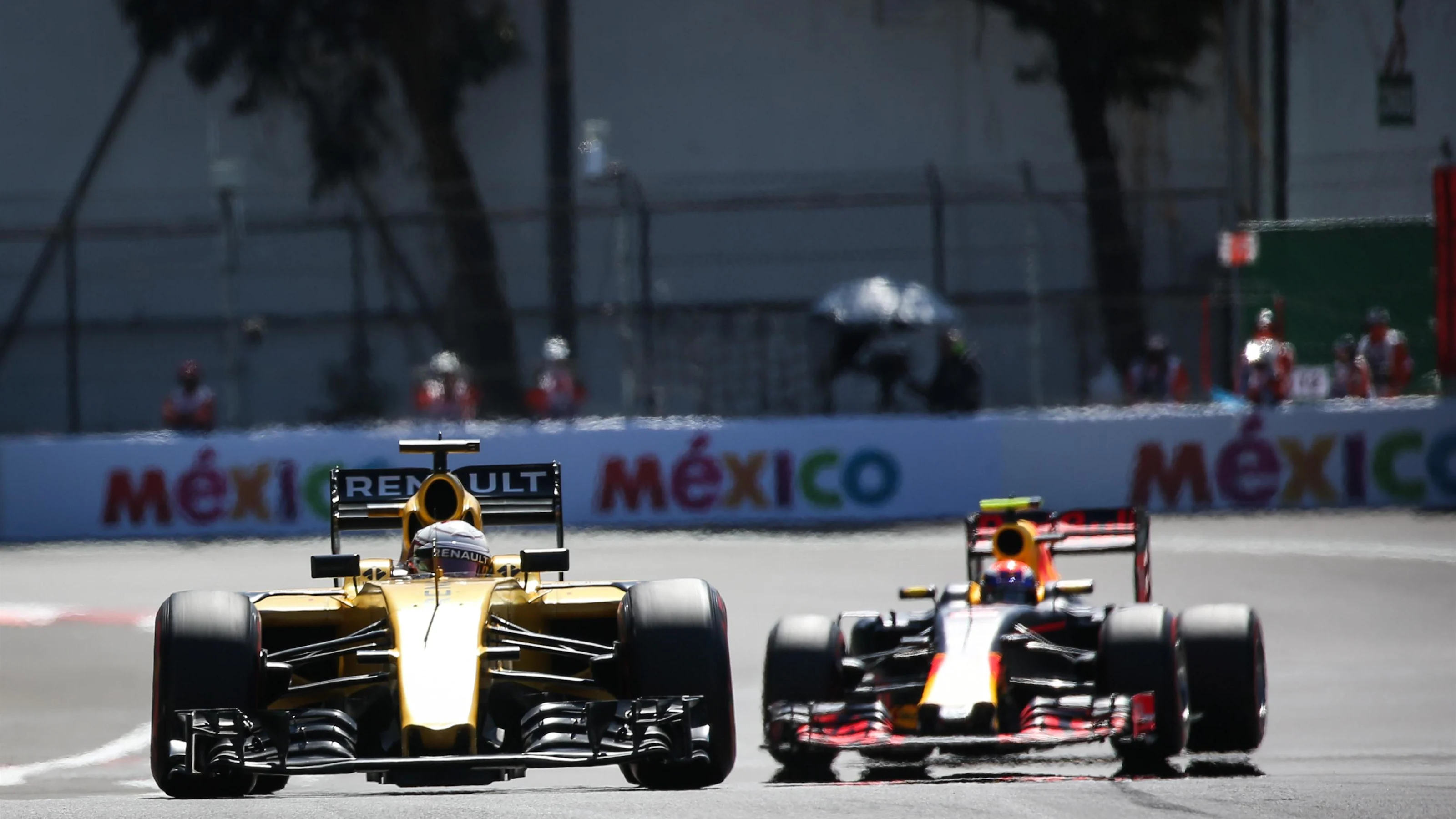 Kevin Magnussen (DEN) Renault Sport F1 Team RS16 at Formula One World Championship, Rd19, Mexican